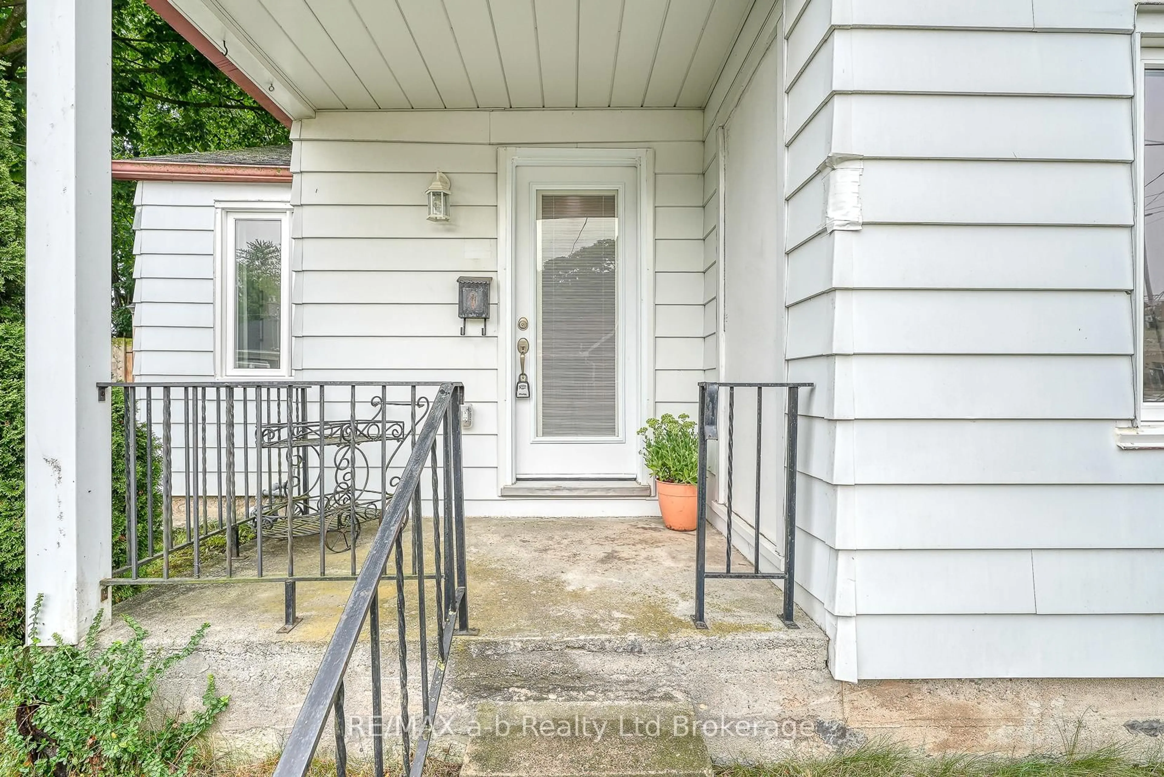 Indoor entryway for 62 William St, Ingersoll Ontario N5C 1M5