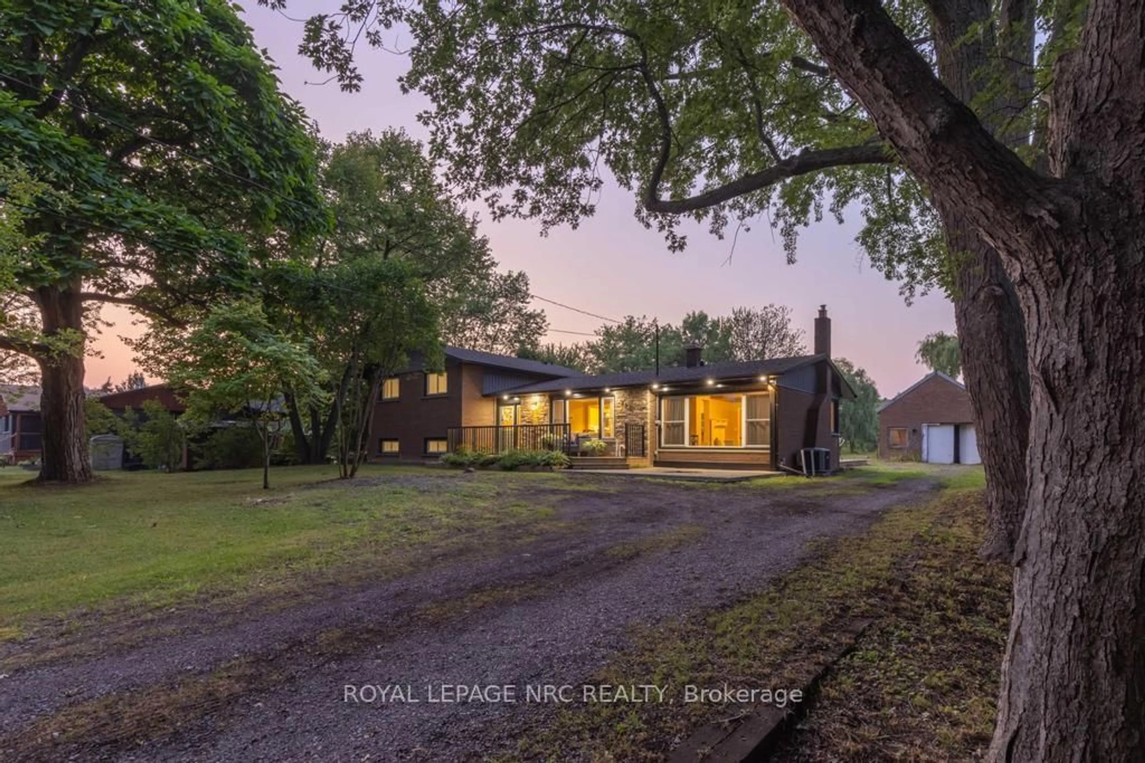 A pic from outside/outdoor area/front of a property/back of a property/a pic from drone, street for 2432 Port Robinson Rd, Thorold Ontario L3B 5N5
