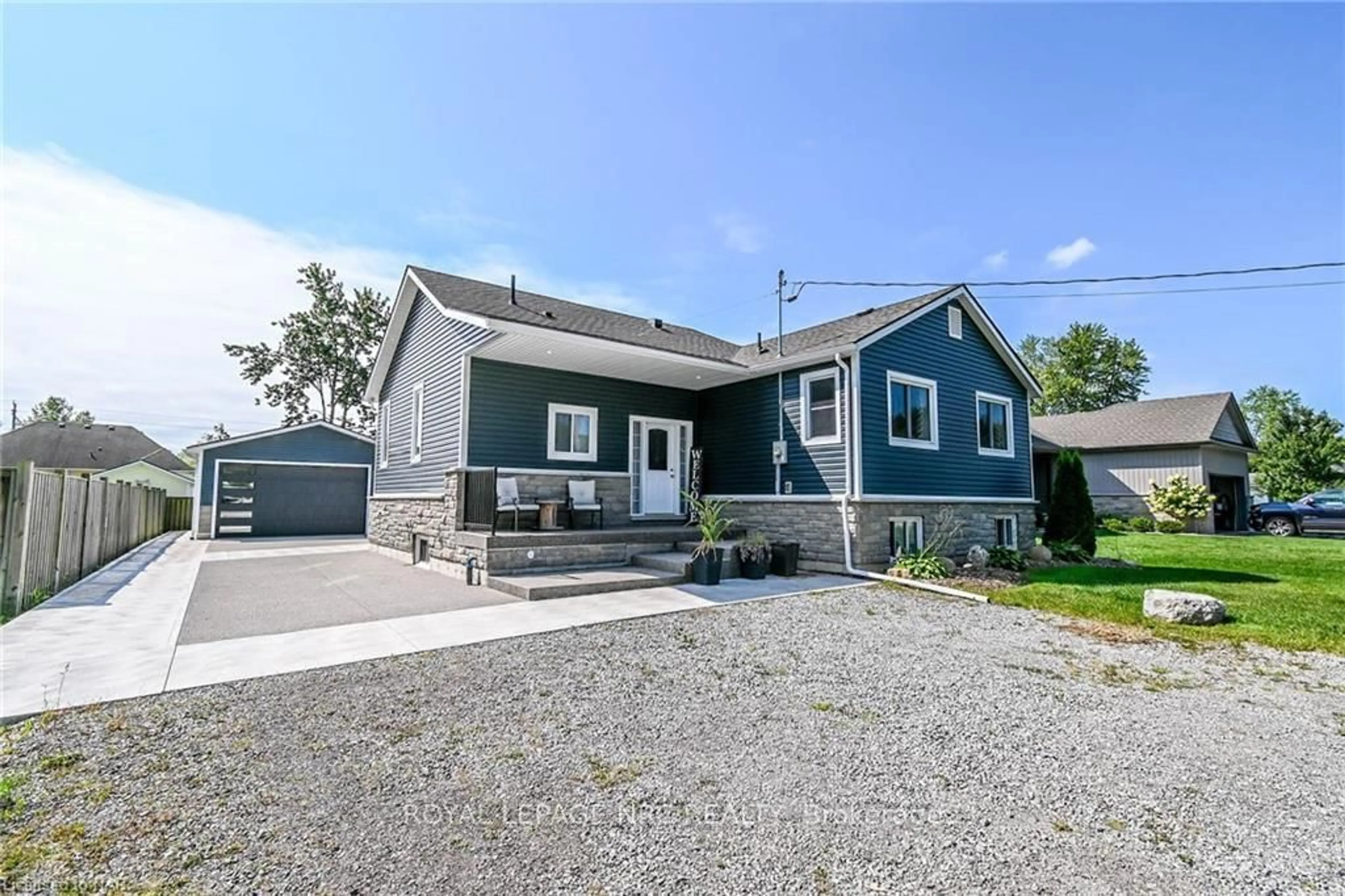 Home with vinyl exterior material, street for 3269 YOUNG Ave, Fort Erie Ontario L0S 1N0