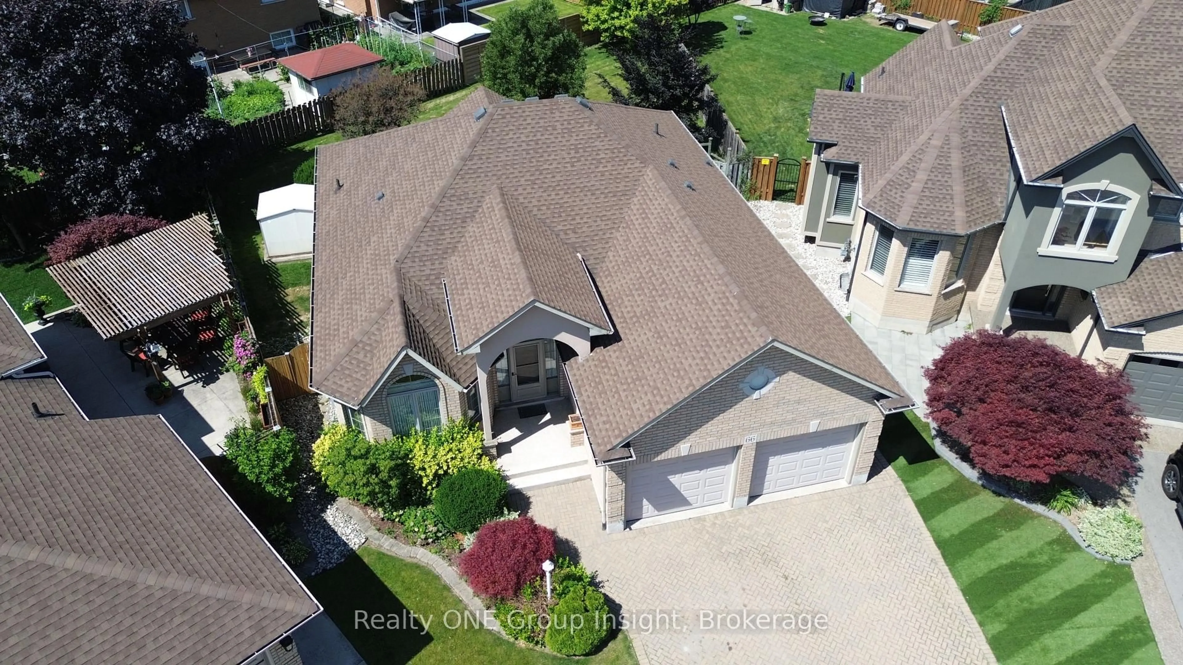 A pic from outside/outdoor area/front of a property/back of a property/a pic from drone, street for 66 Chelmsford Pl, Hamilton Ontario L8H 7T3