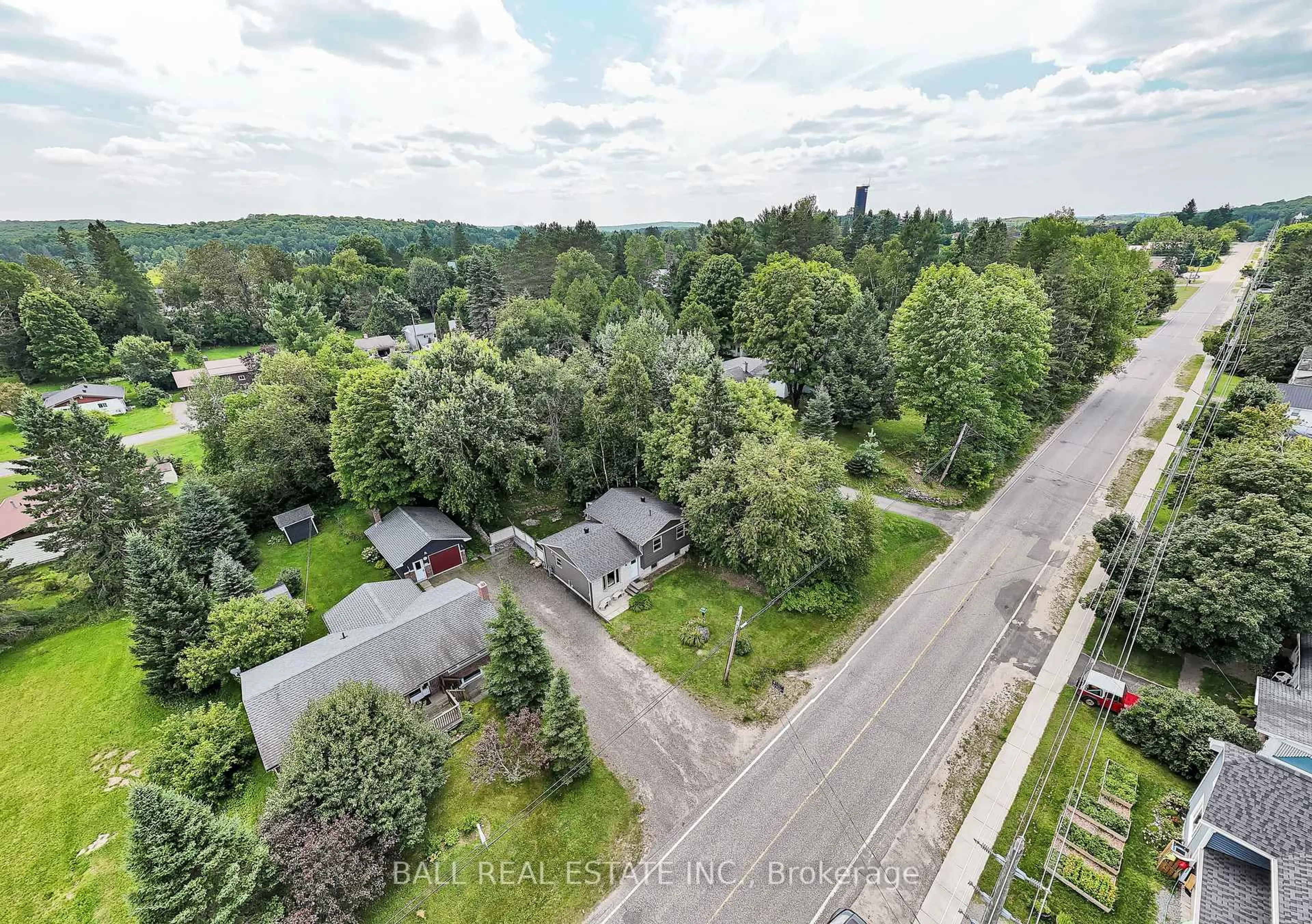 A pic from outside/outdoor area/front of a property/back of a property/a pic from drone, street for 230 Yonge St, Burk's Falls Ontario P0A 1C0