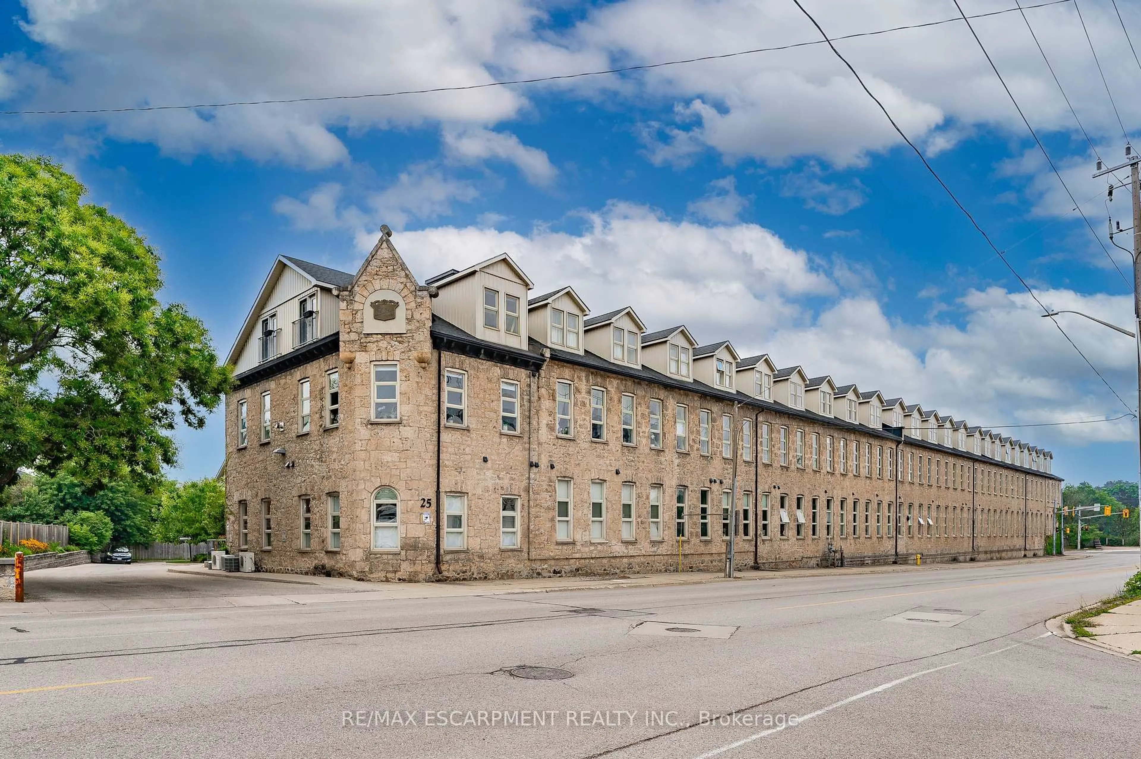 A pic from outside/outdoor area/front of a property/back of a property/a pic from drone, building for 25 Concession St #201, Cambridge Ontario N1R 2G6
