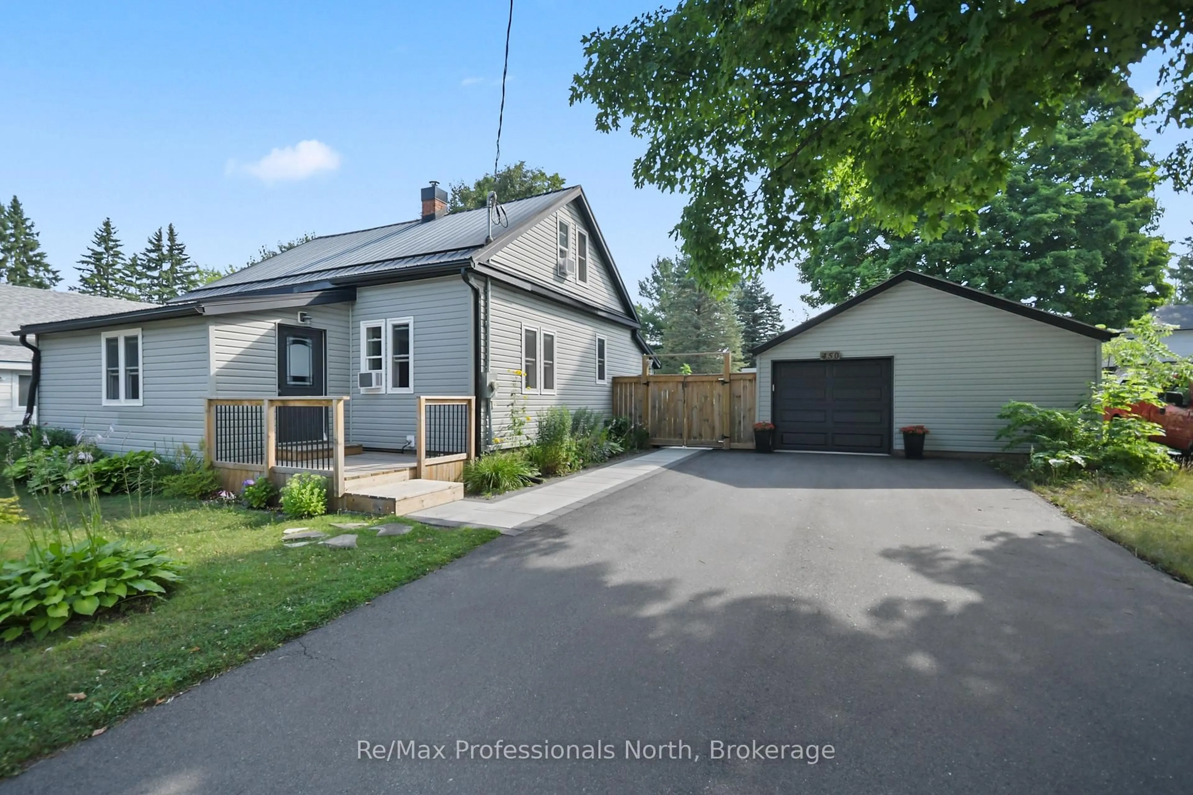 A pic from outside/outdoor area/front of a property/back of a property/a pic from drone, street for 450 Mary St, Gravenhurst Ontario P1P 1G1