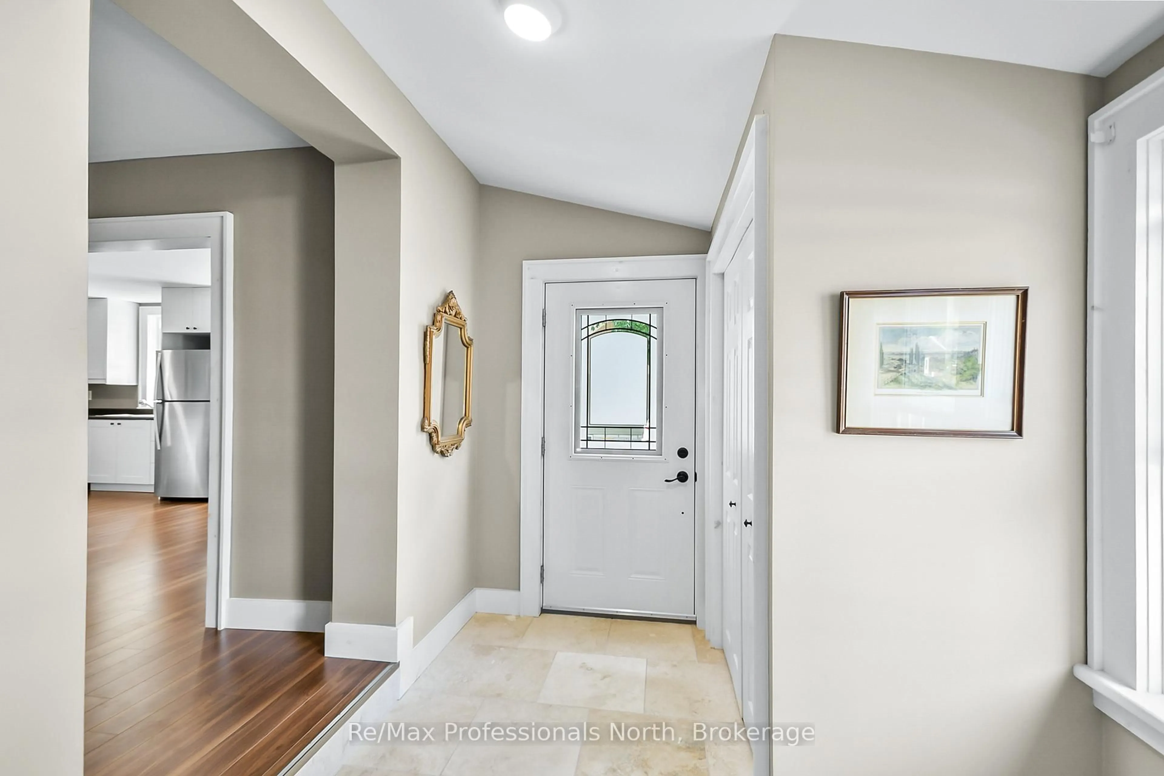 Indoor entryway for 450 Mary St, Gravenhurst Ontario P1P 1G1