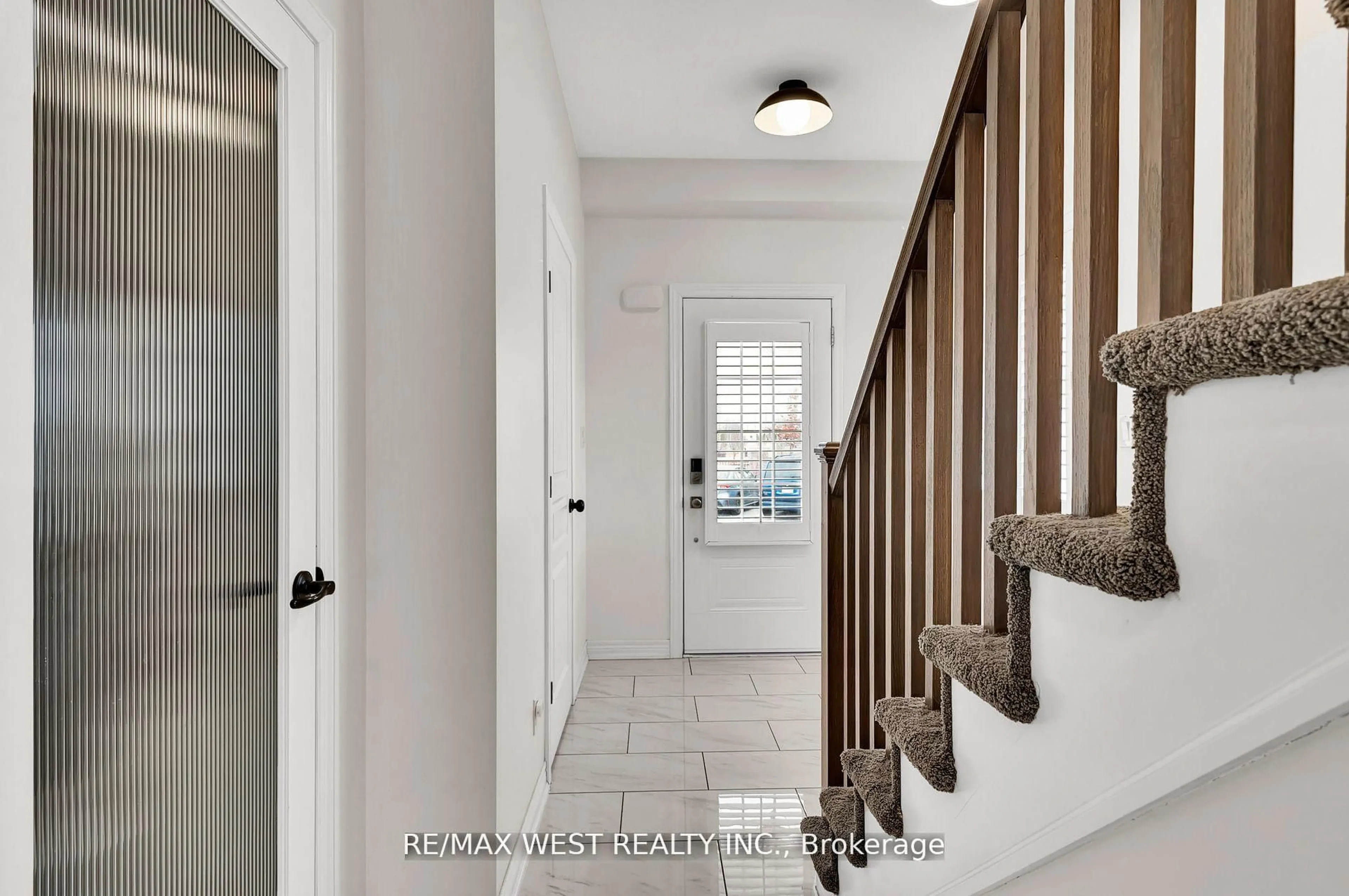Indoor entryway for 15 Severino Circ, West Lincoln Ontario L0R 2A0