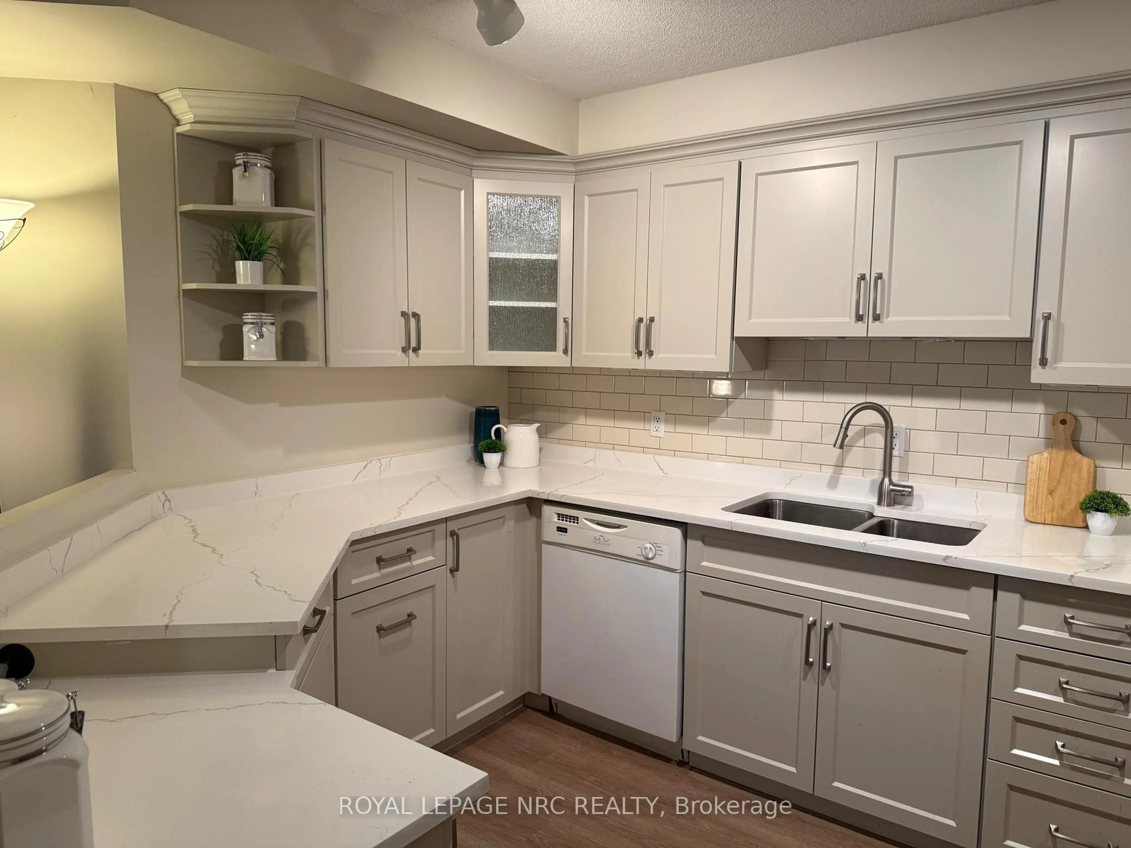 Standard kitchen, ceramic/tile floor for 8111 Forest Glen Dr #203, Niagara Falls Ontario L2H 2Y7