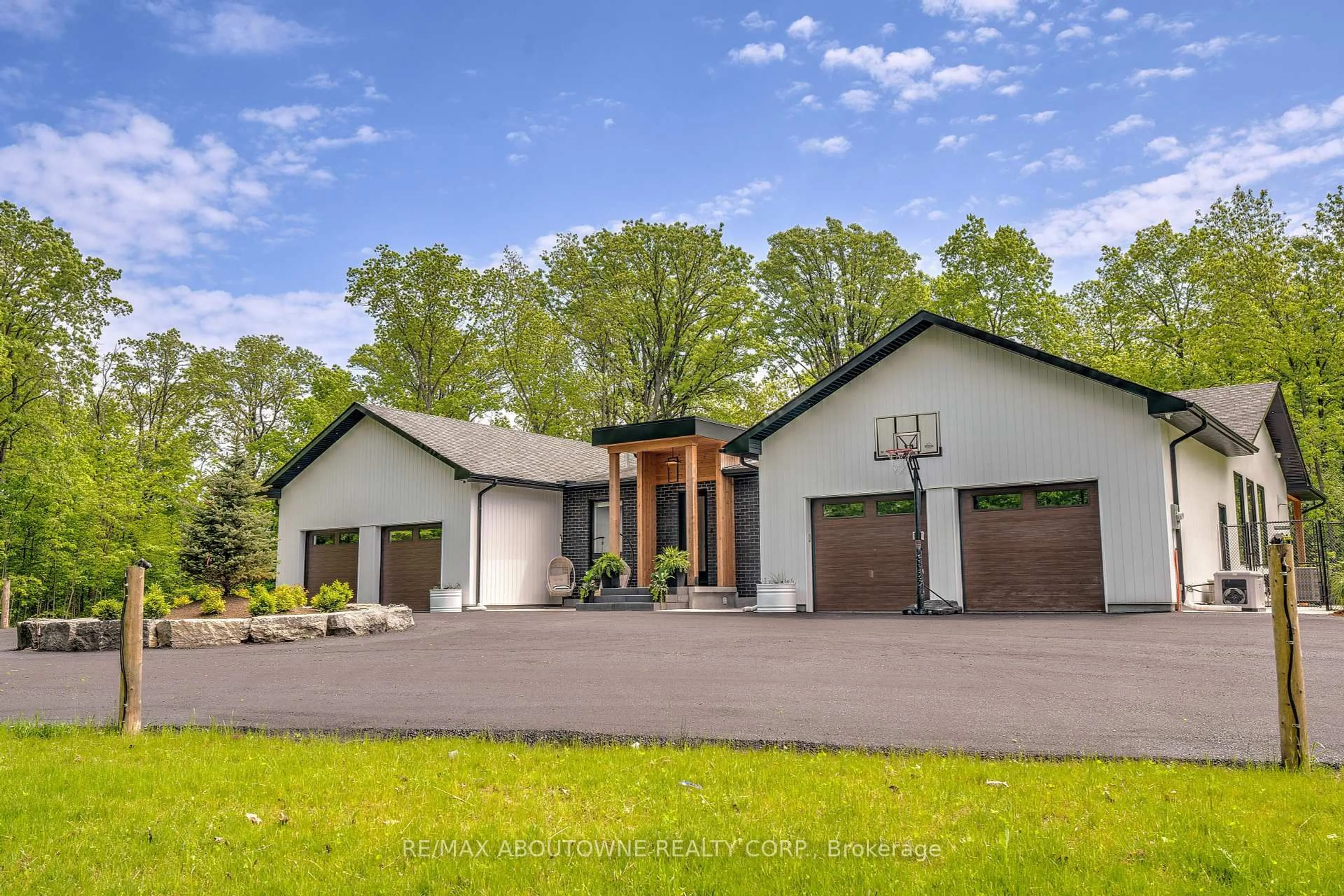 Home with brick exterior material, unknown for 295 Allen Rd, Grimsby Ontario L3M 4E7