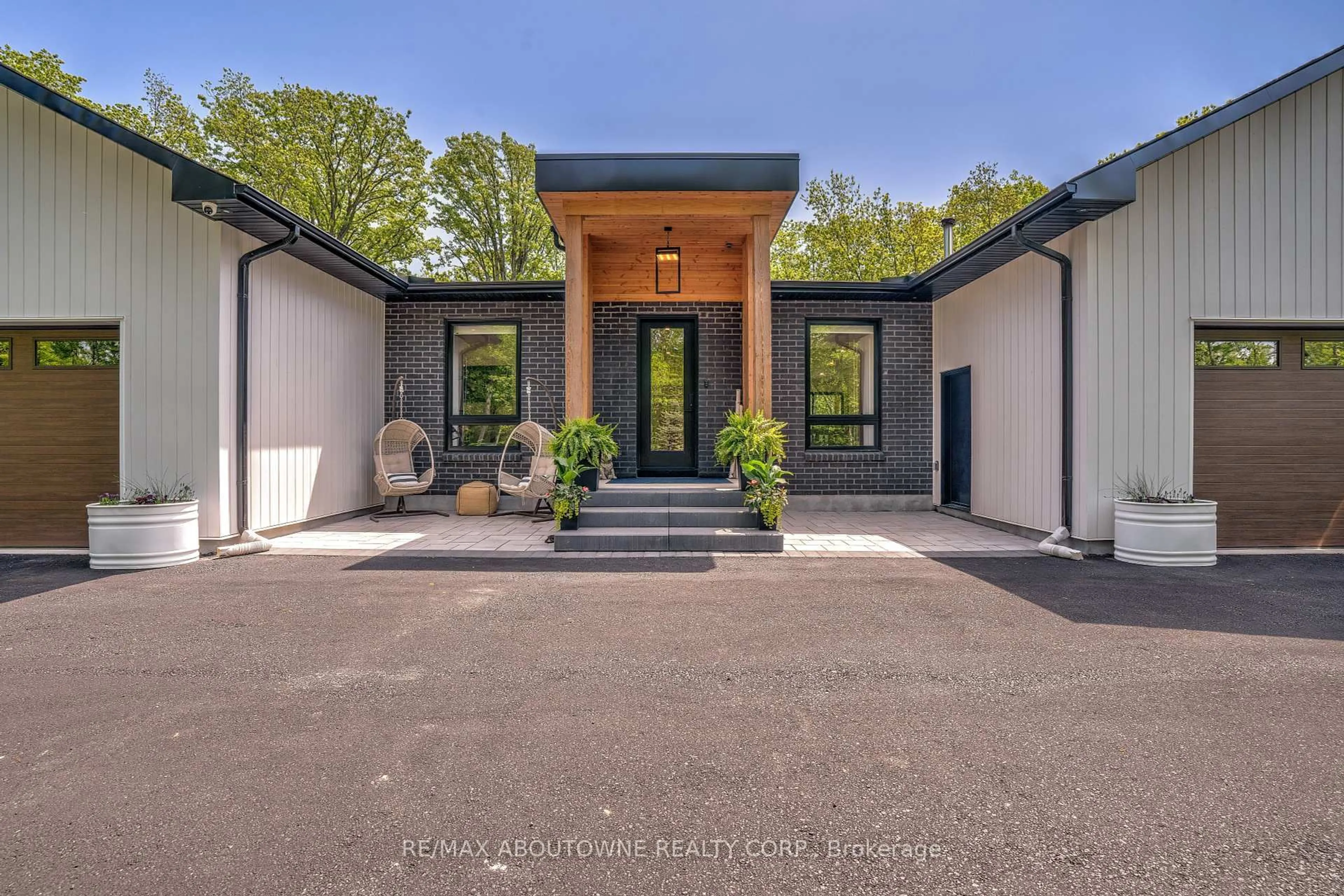 Unknown for 295 Allen Rd, Grimsby Ontario L3M 4E7