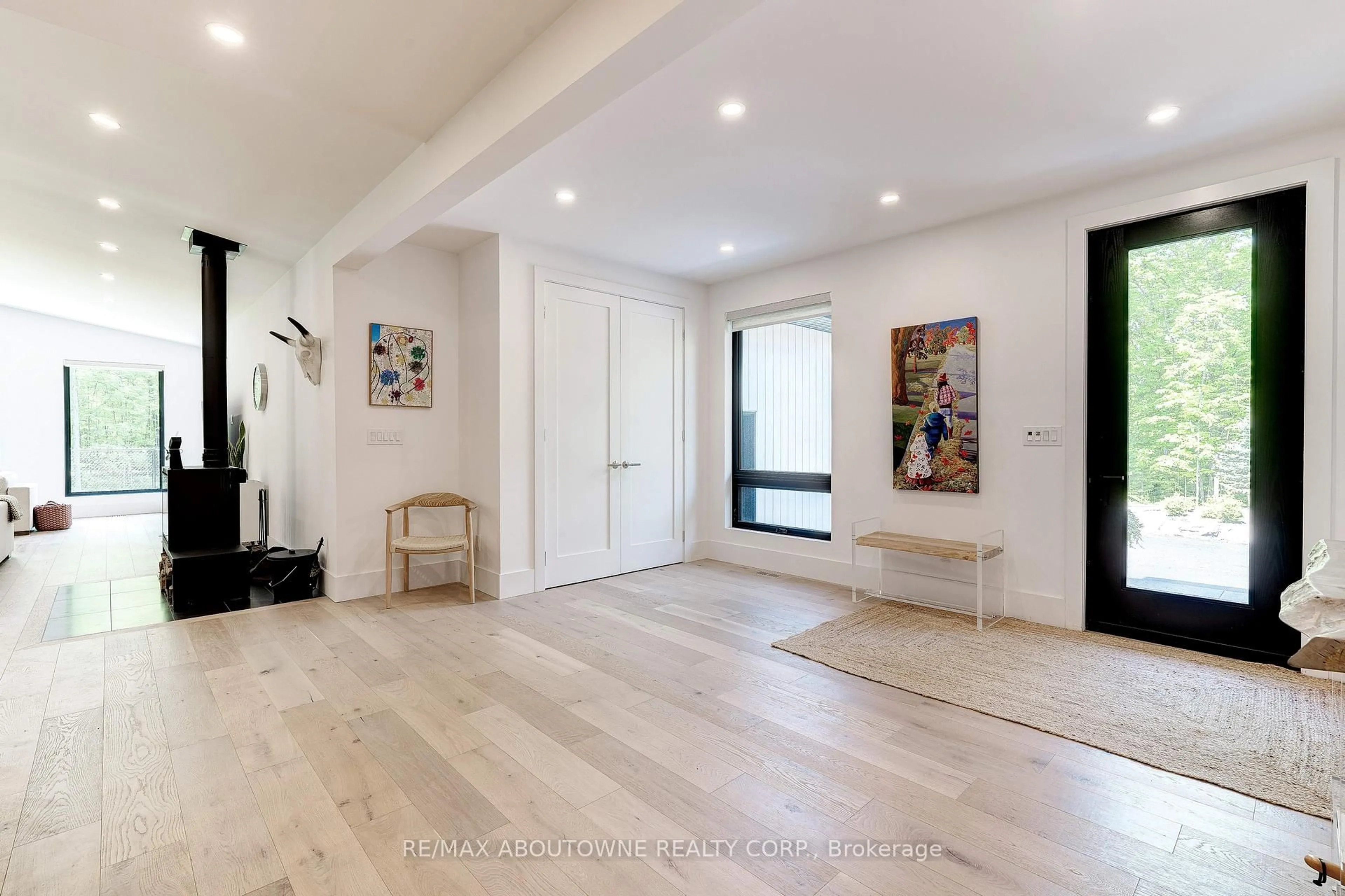 Indoor entryway for 295 Allen Rd, Grimsby Ontario L3M 4E7