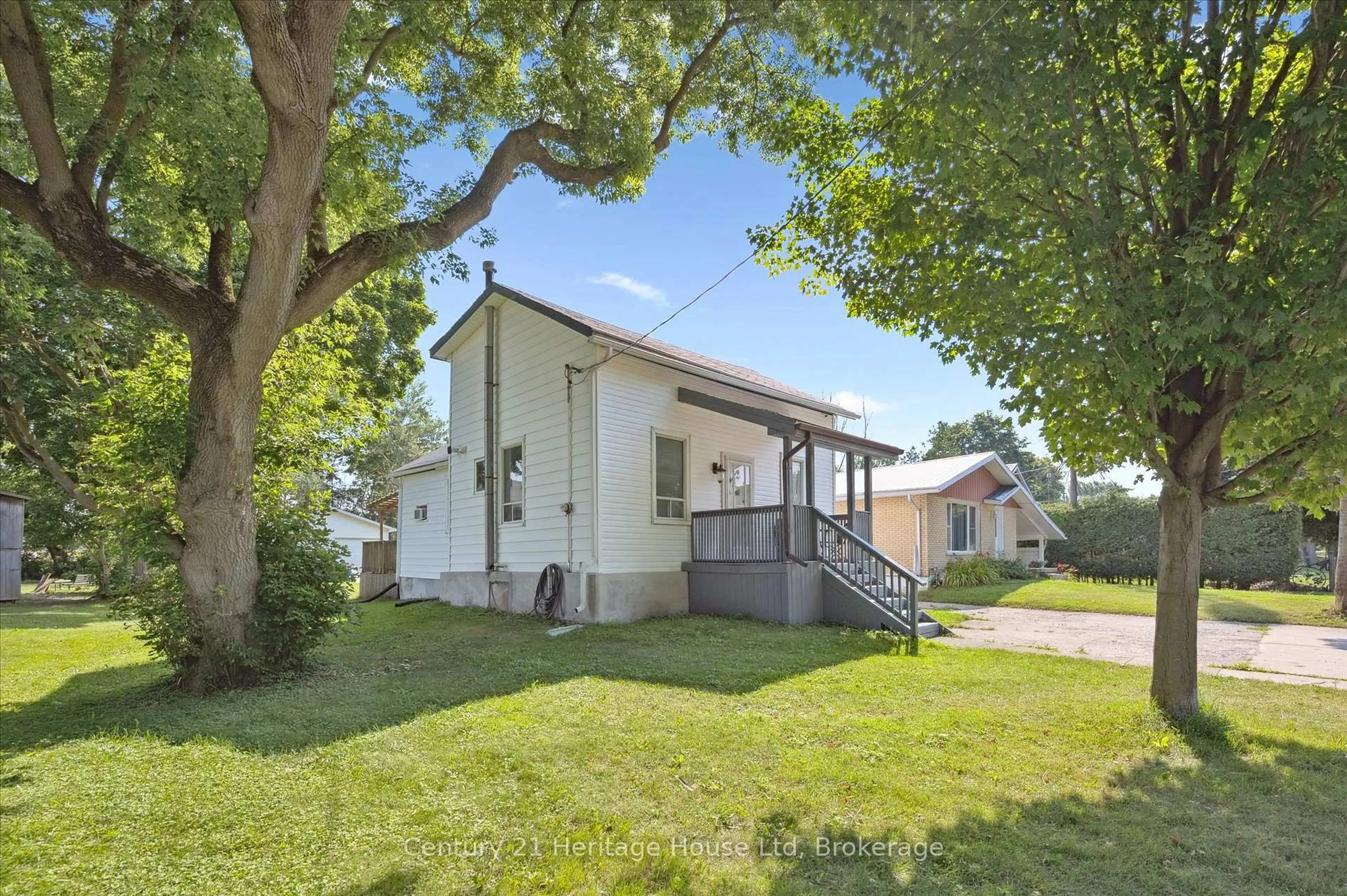 Patio, street for 230 Egremont St, Wellington North Ontario N0G 2L2
