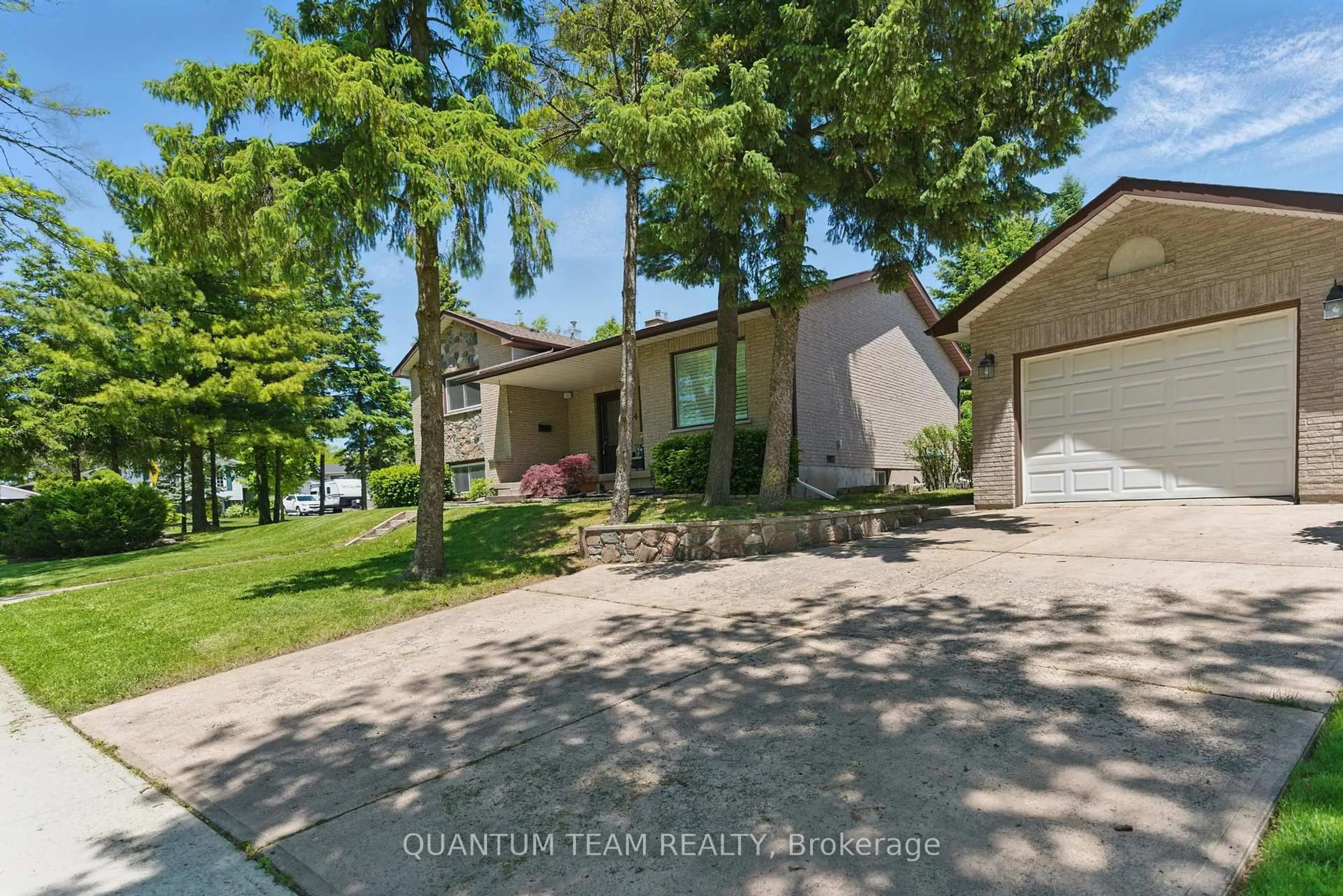 A pic from outside/outdoor area/front of a property/back of a property/a pic from drone, street for 4124 Preston Ave, Niagara Falls Ontario L2H 2C5