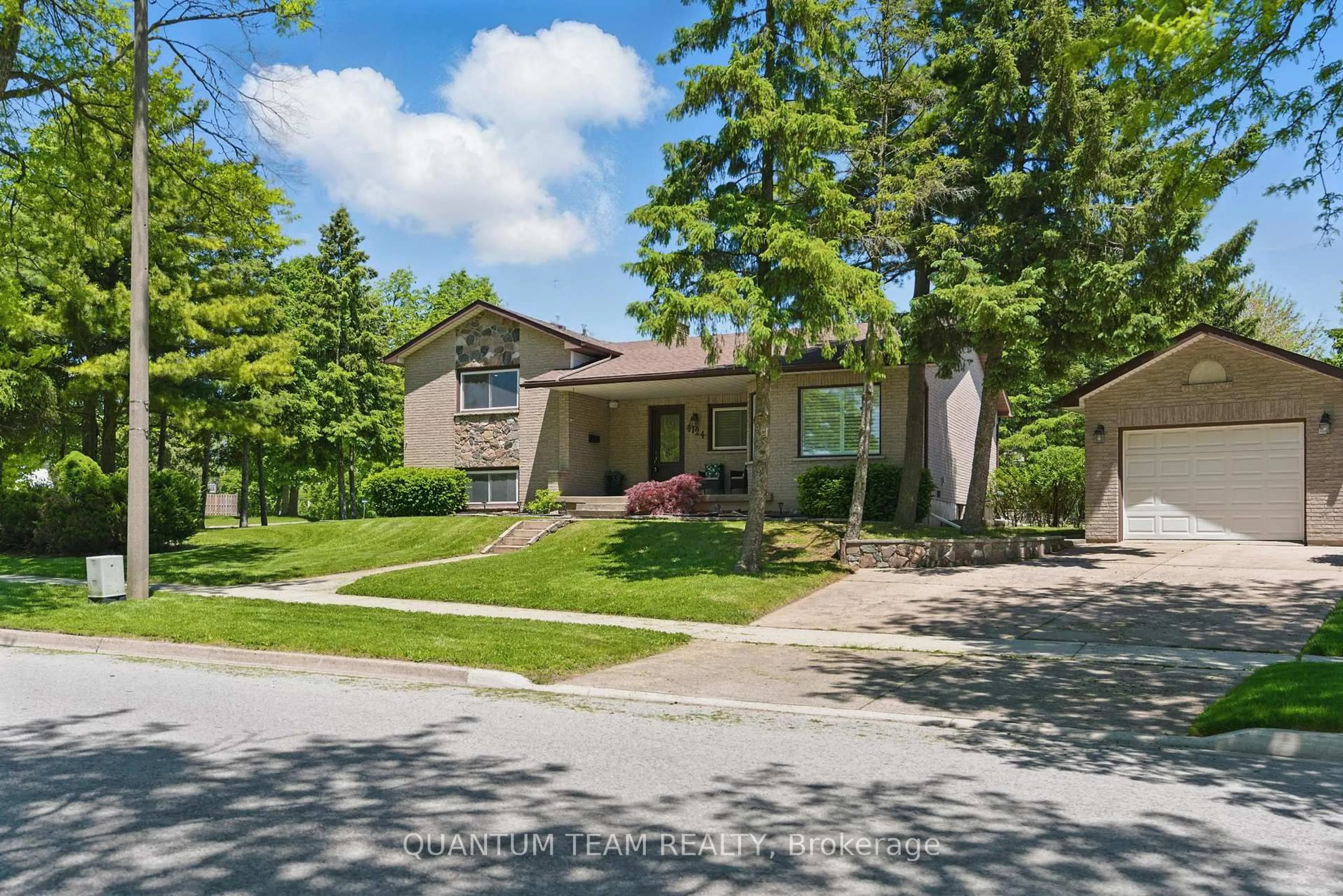 A pic from outside/outdoor area/front of a property/back of a property/a pic from drone, street for 4124 Preston Ave, Niagara Falls Ontario L2H 2C5