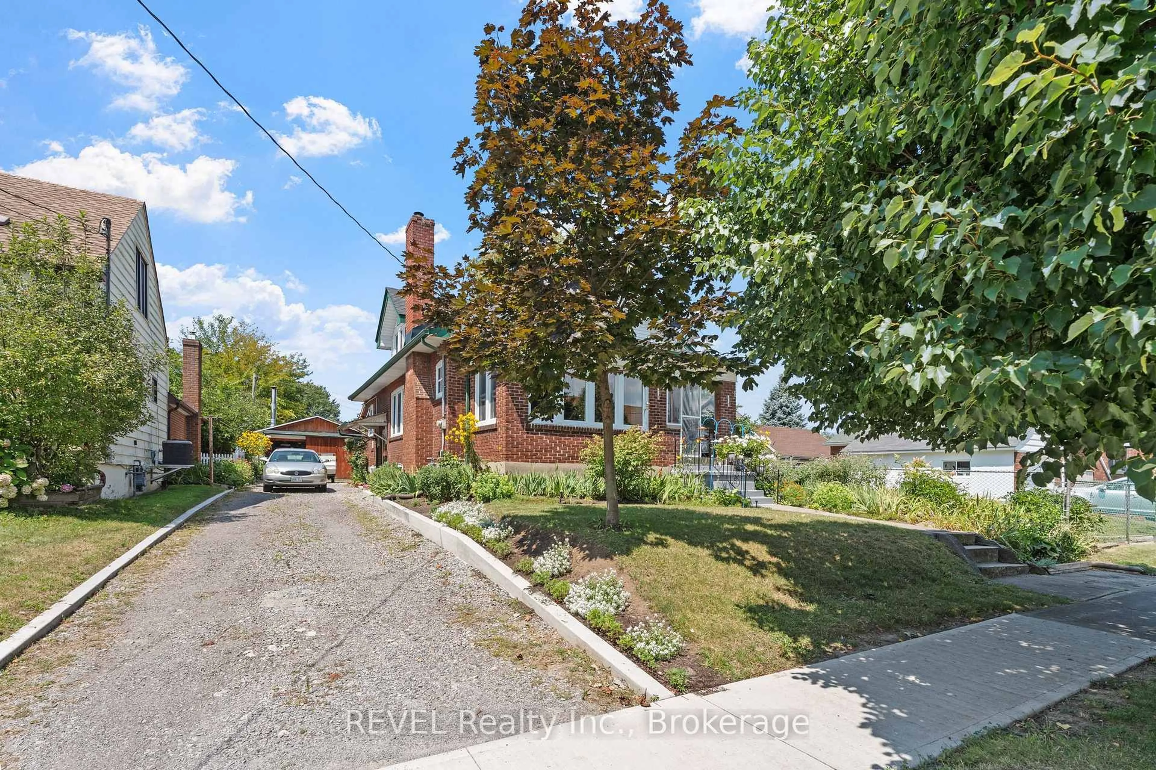 A pic from outside/outdoor area/front of a property/back of a property/a pic from drone, street for 208 NORTH St, Fort Erie Ontario L2A 3R8