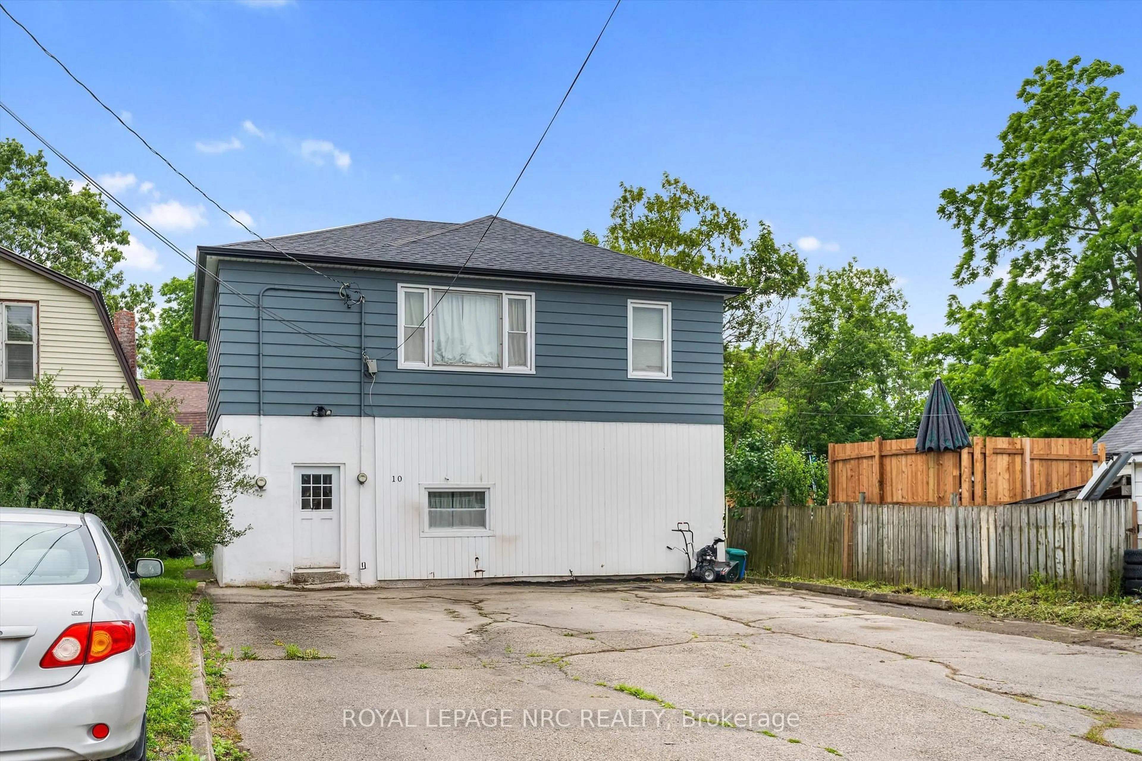 A pic from outside/outdoor area/front of a property/back of a property/a pic from drone, street for 10 Dunlop St, Fort Erie Ontario L2A 4H8