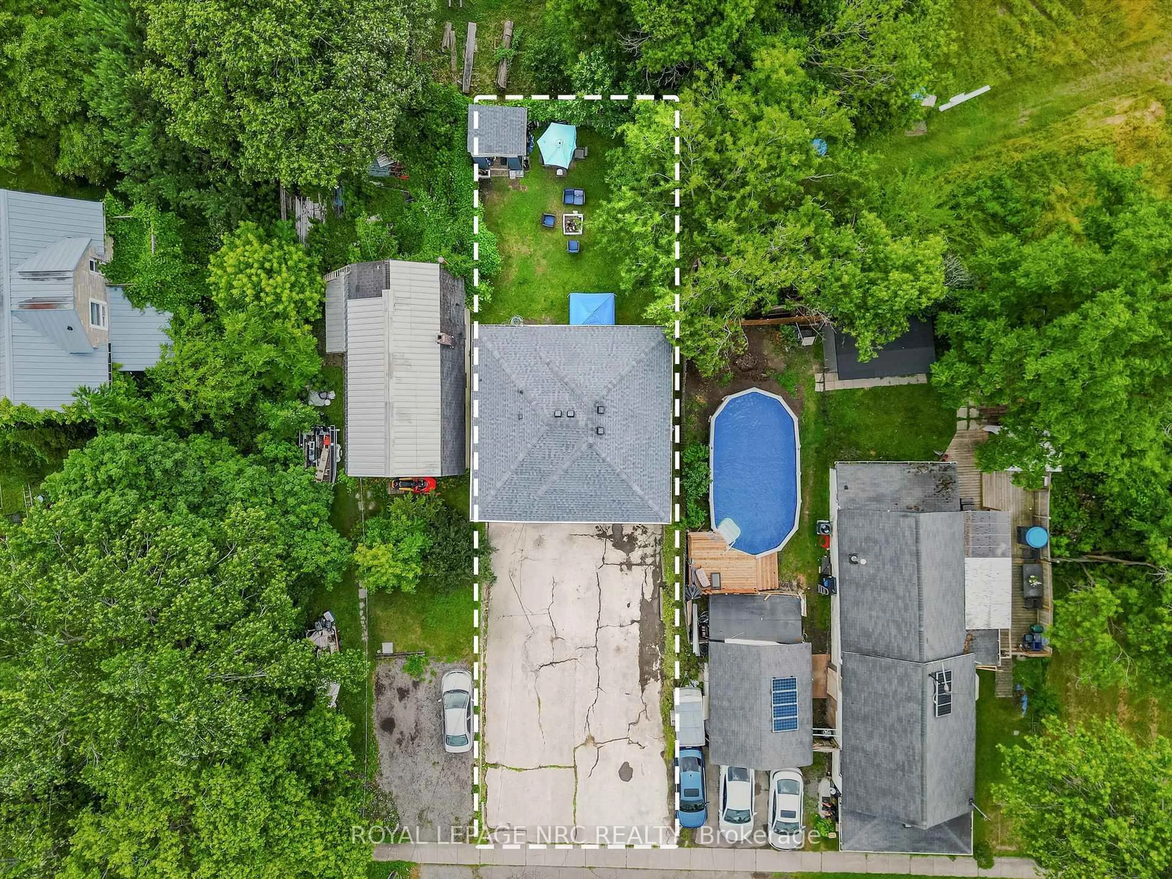 A pic from outside/outdoor area/front of a property/back of a property/a pic from drone, street for 10 Dunlop St, Fort Erie Ontario L2A 4H8