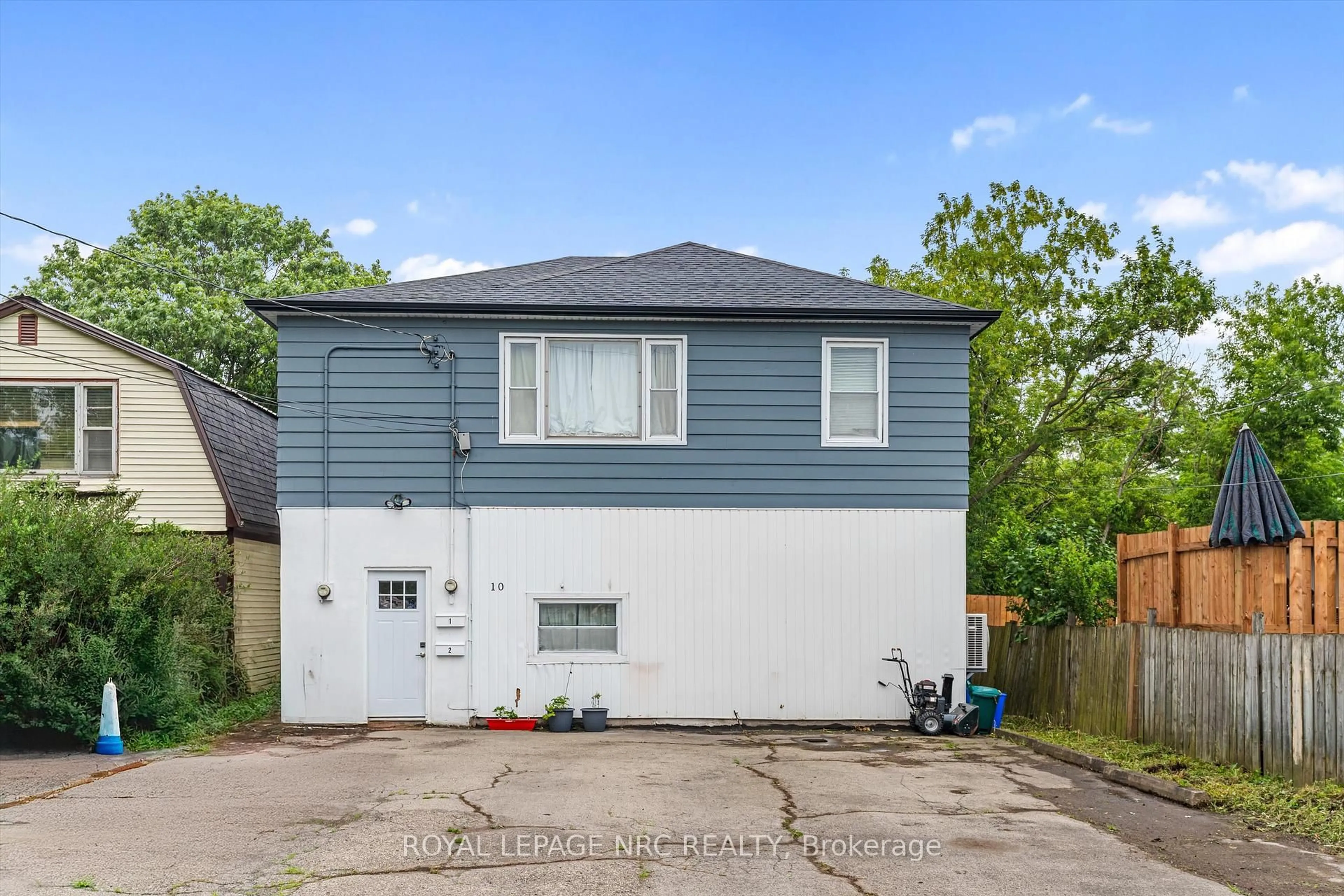 A pic from outside/outdoor area/front of a property/back of a property/a pic from drone, street for 10 Dunlop St, Fort Erie Ontario L2A 4H8