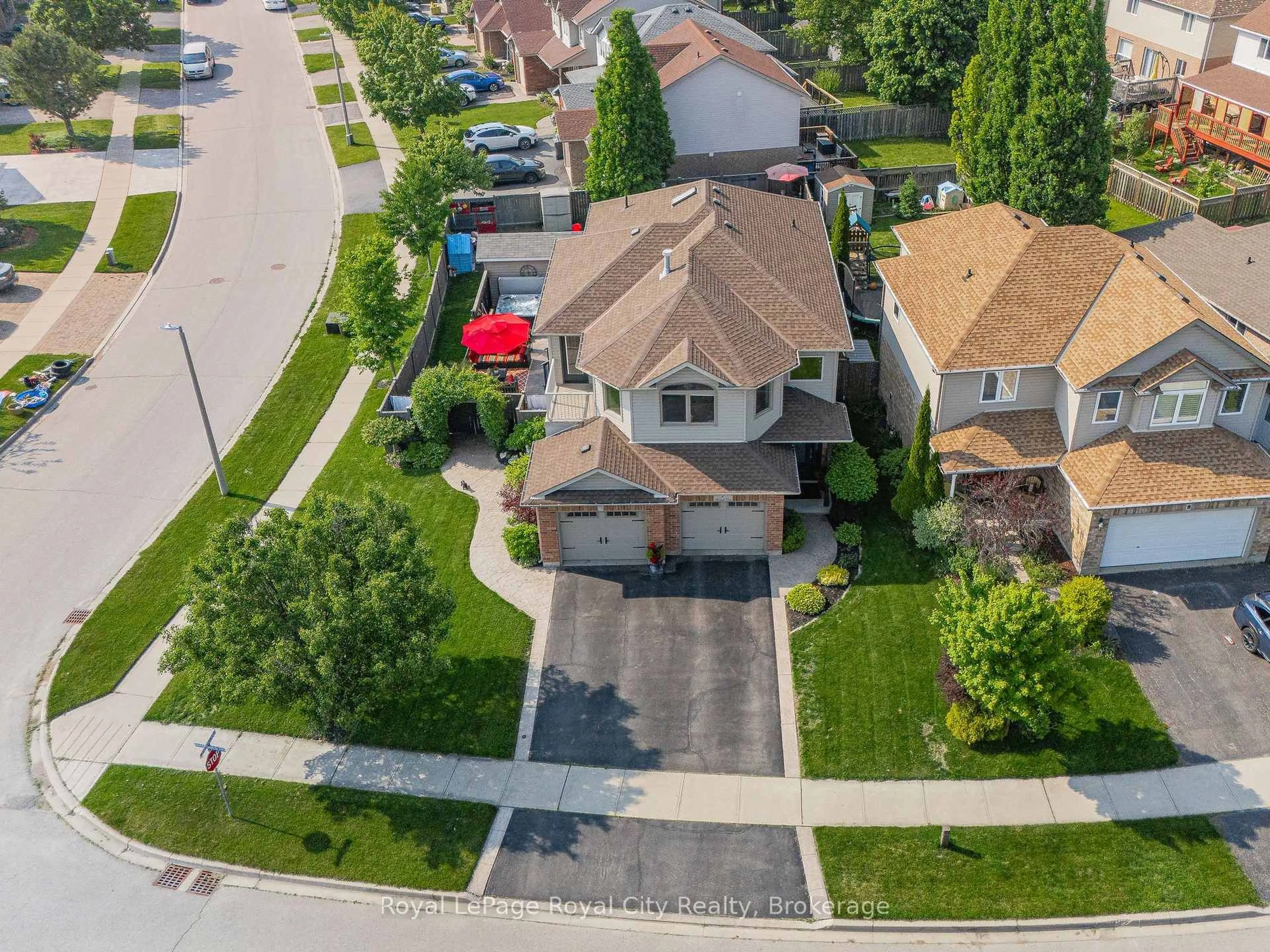 A pic from outside/outdoor area/front of a property/back of a property/a pic from drone, street for 7 Marigold Dr, Guelph Ontario N1C 1G5