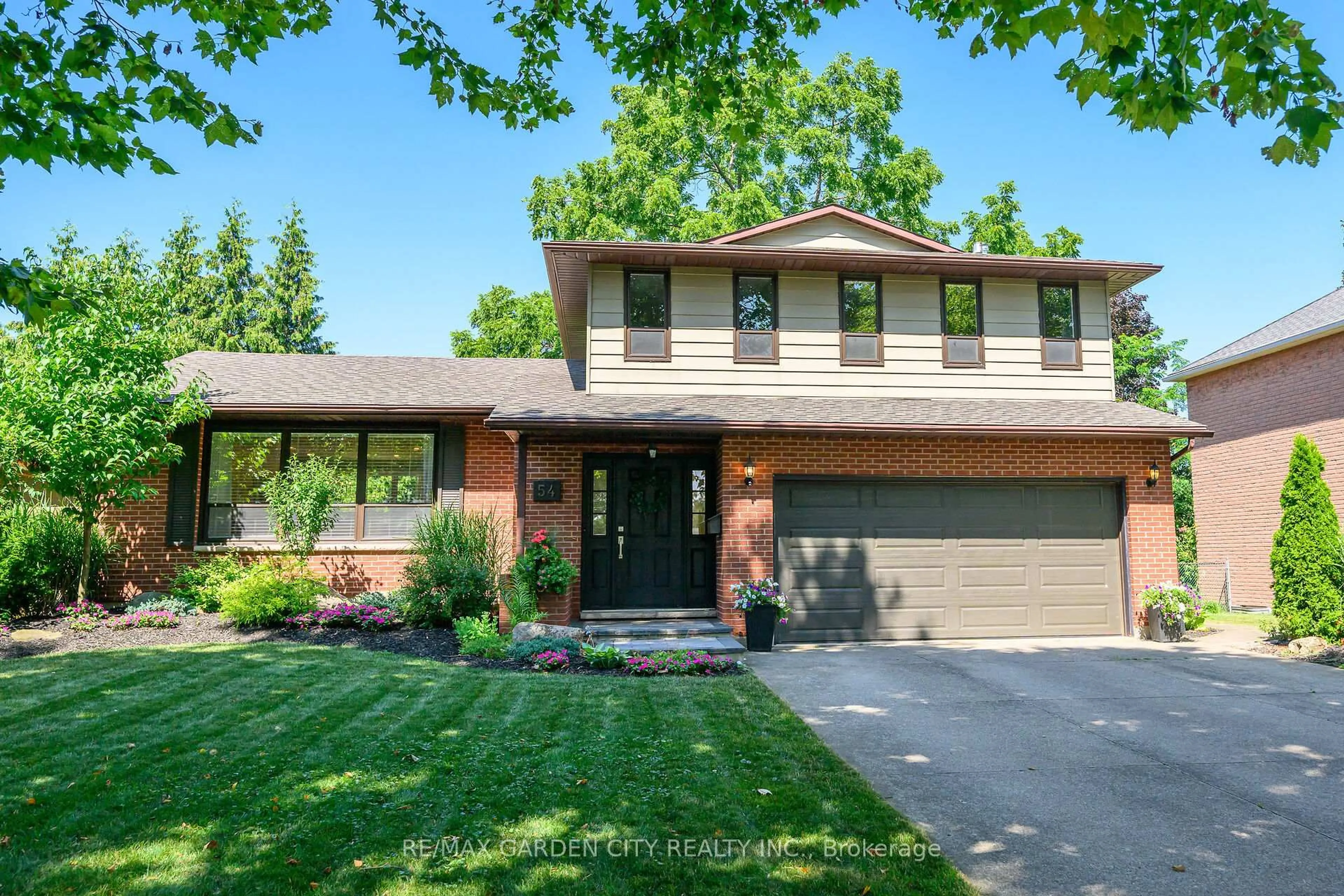 Home with brick exterior material, street for 54 DRIFTWOOD Crt, Grimsby Ontario L3M 4Y1