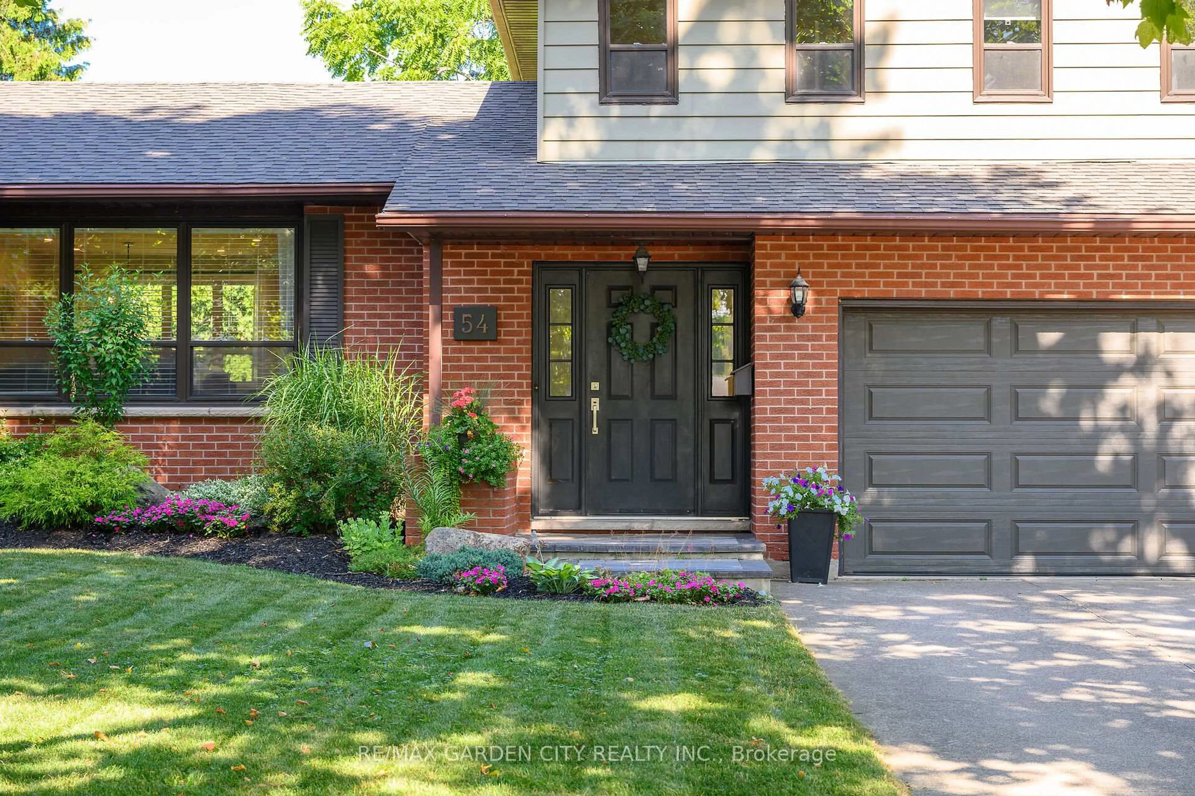 Home with brick exterior material, street for 54 DRIFTWOOD Crt, Grimsby Ontario L3M 4Y1