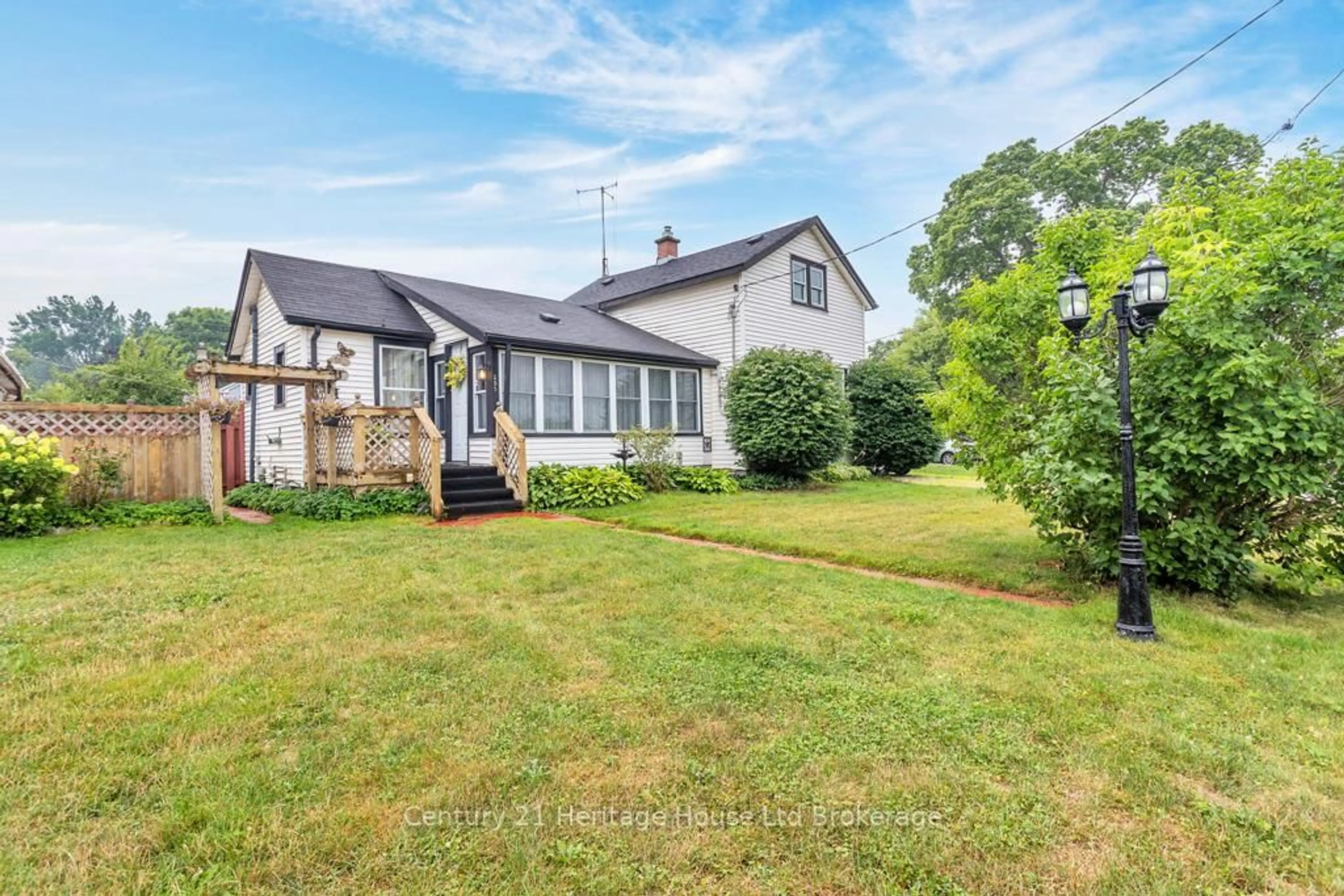 A pic from outside/outdoor area/front of a property/back of a property/a pic from drone, unknown for 255 Charles St, Ingersoll Ontario N5C 2M5