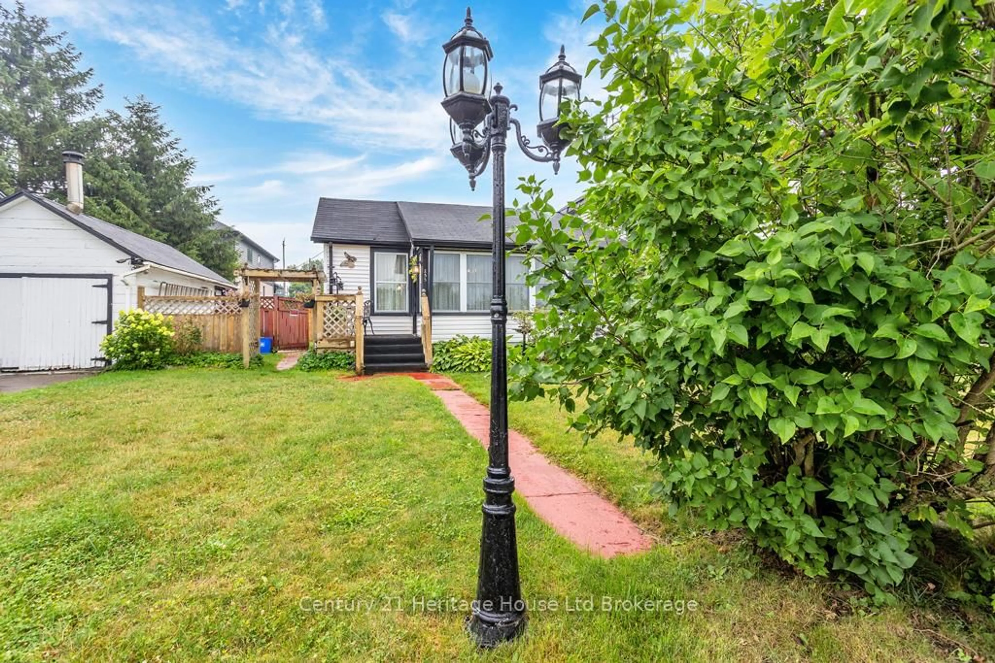 Patio, street for 255 Charles St, Ingersoll Ontario N5C 2M5