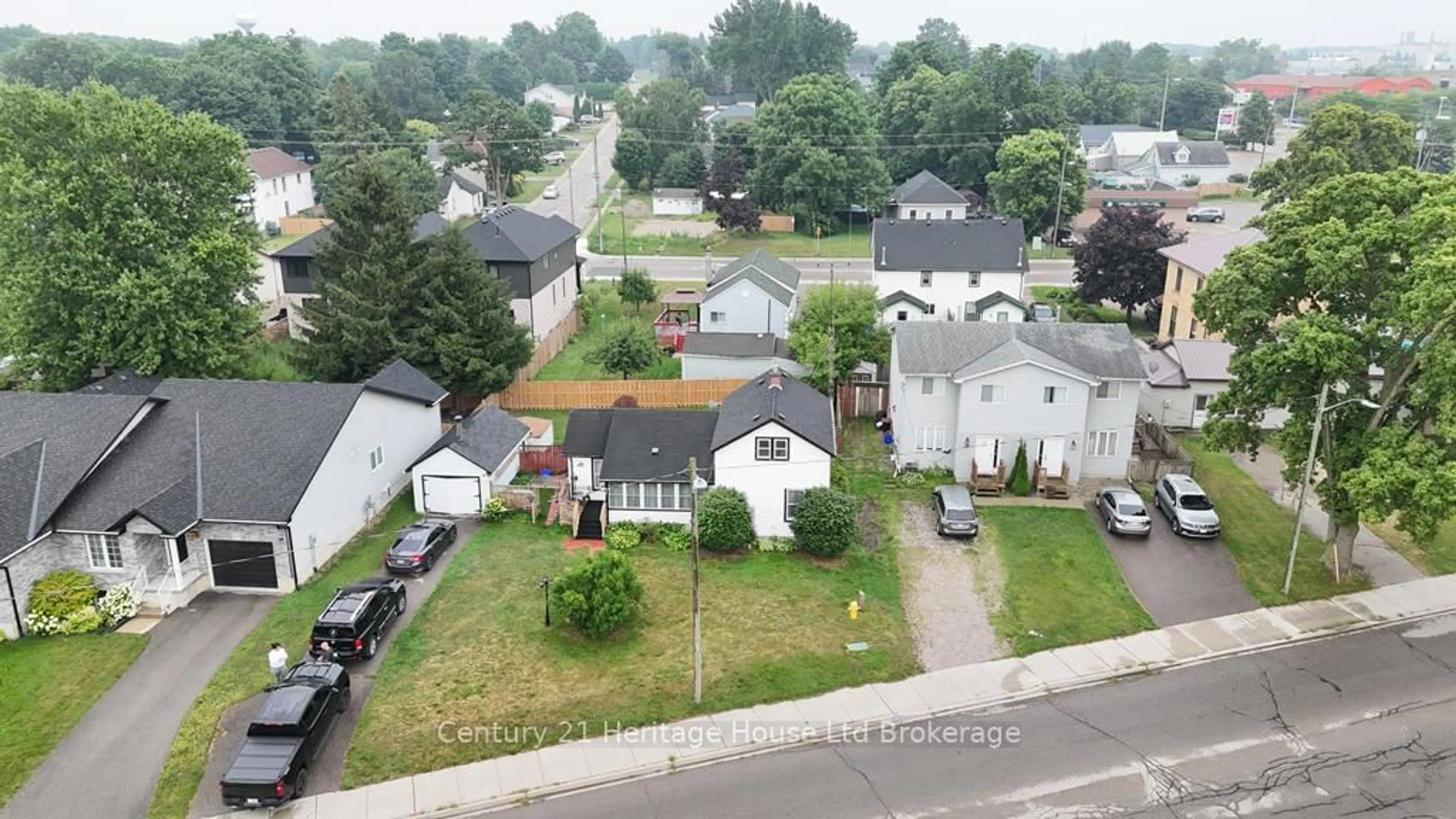 A pic from outside/outdoor area/front of a property/back of a property/a pic from drone, street for 255 Charles St, Ingersoll Ontario N5C 2M5