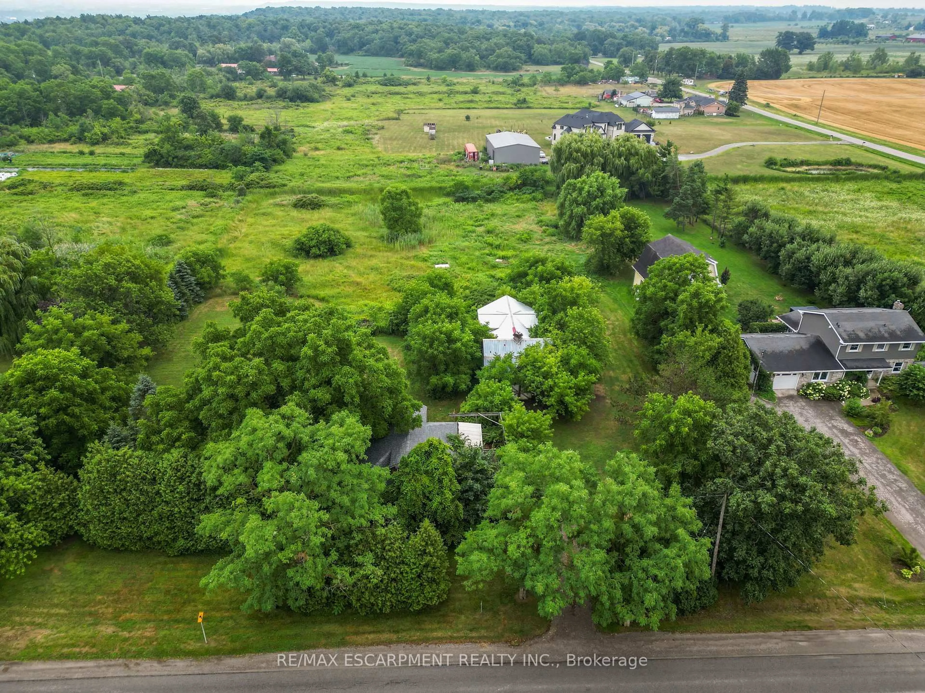A pic from outside/outdoor area/front of a property/back of a property/a pic from drone, forest/trees view for 185 Thirty Rd, Grimsby Ontario L3M 0L1