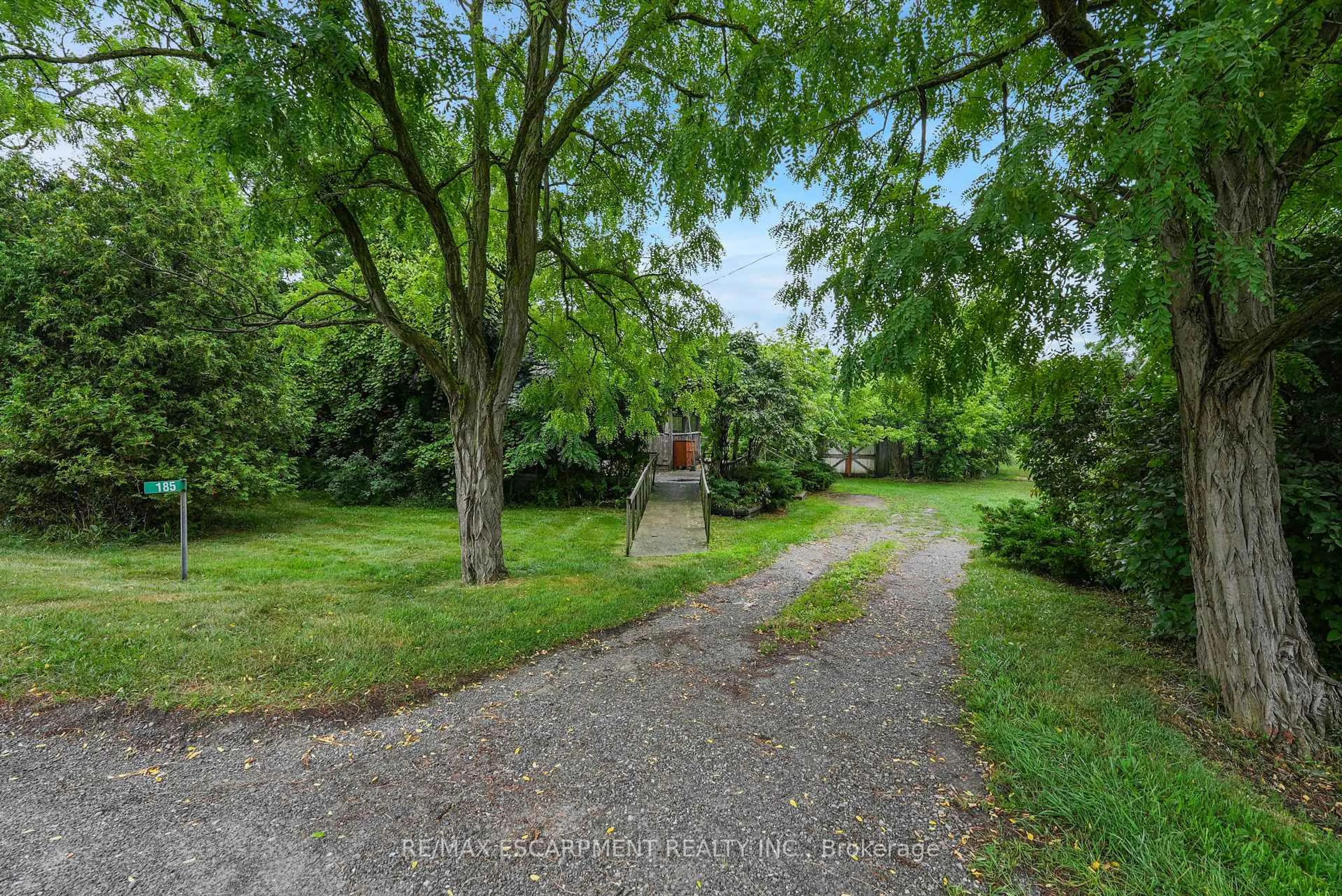 A pic from outside/outdoor area/front of a property/back of a property/a pic from drone, street for 185 Thirty Rd, Grimsby Ontario L3M 0L1