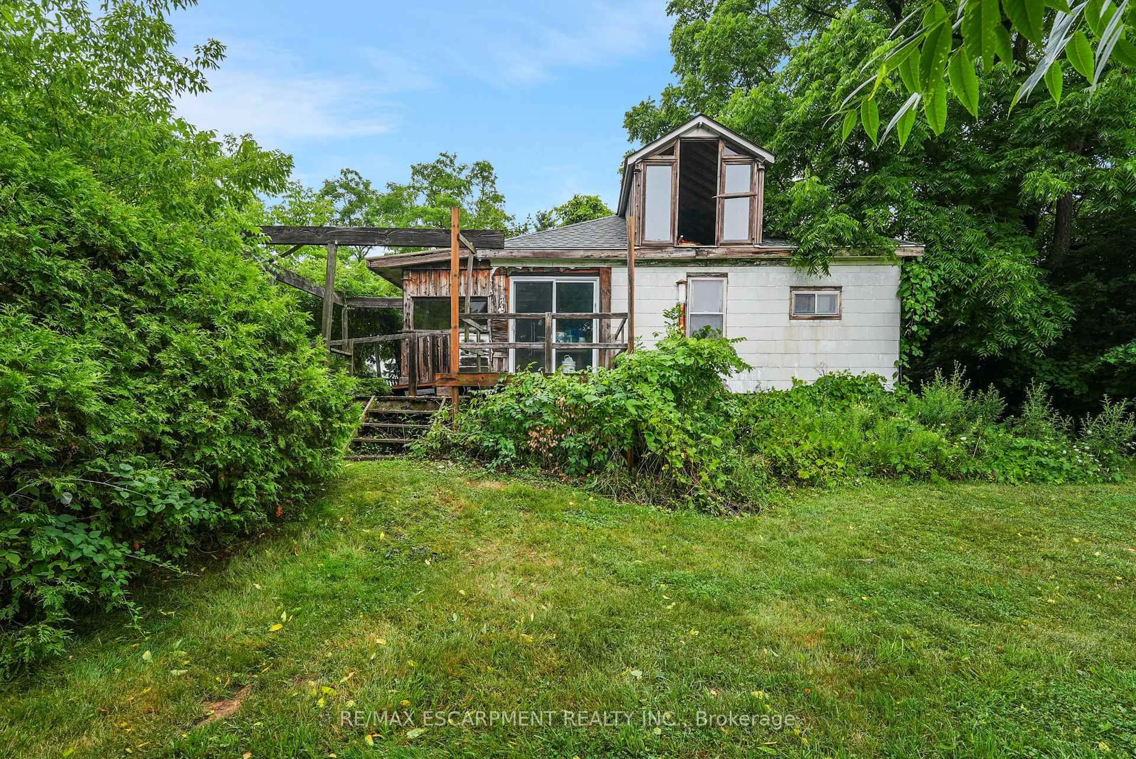A pic from outside/outdoor area/front of a property/back of a property/a pic from drone, unknown for 185 Thirty Rd, Grimsby Ontario L3M 0L1