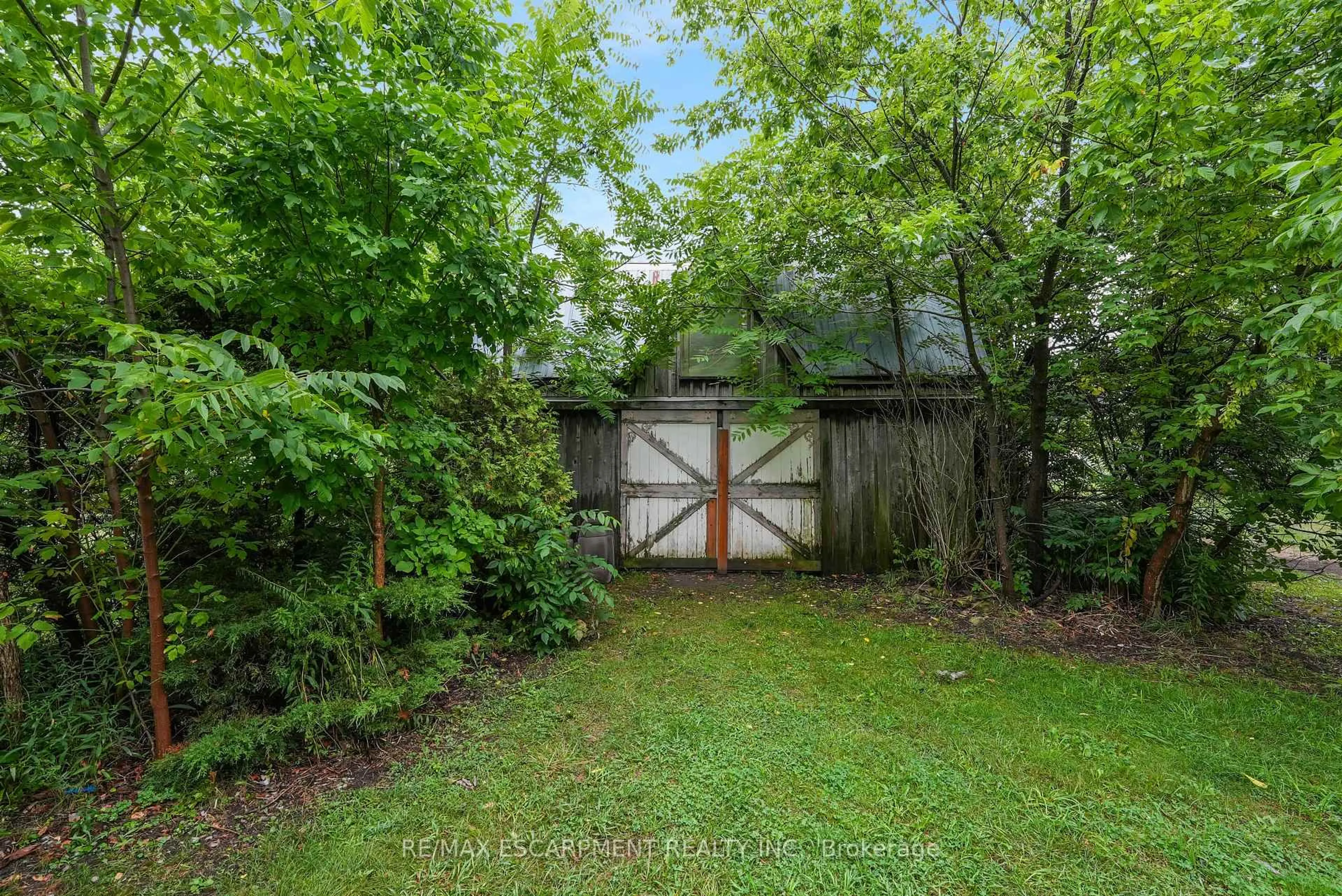 Shed for 185 Thirty Rd, Grimsby Ontario L3M 0L1