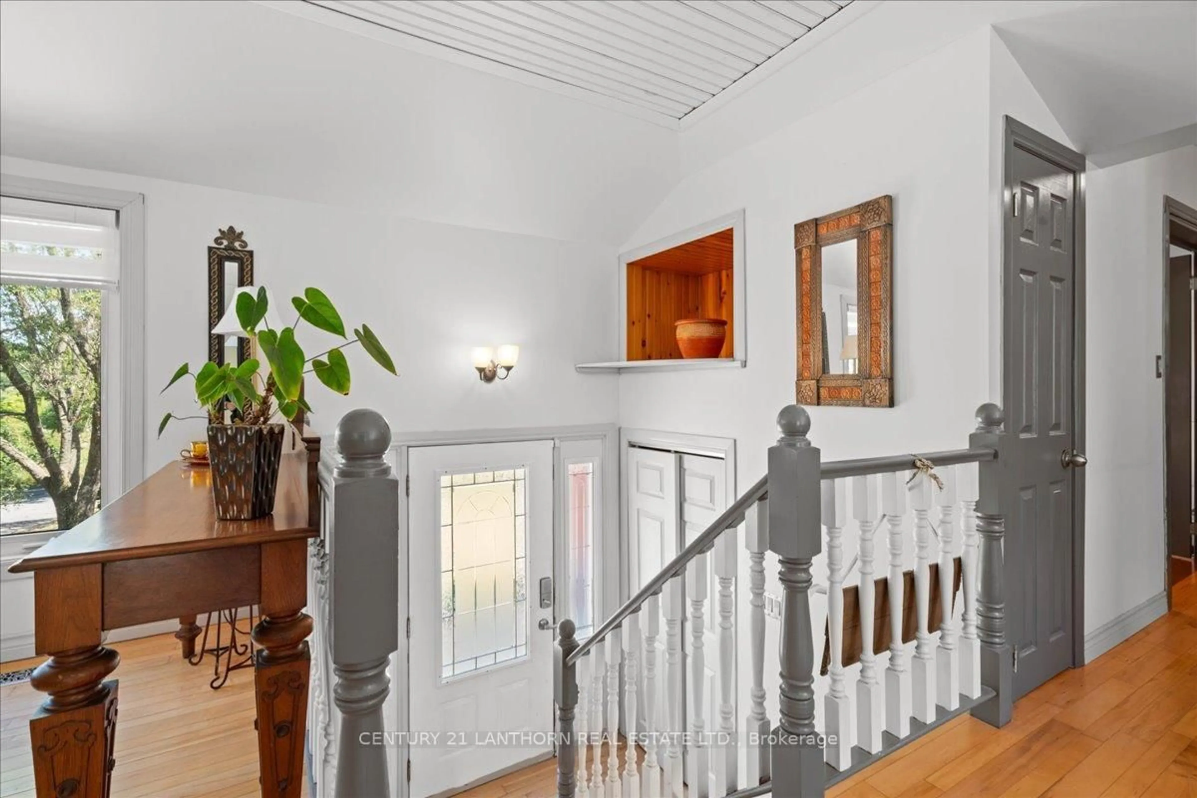 Indoor foyer for 1207 Shannon Rd, Prince Edward County Ontario K0K 2T0