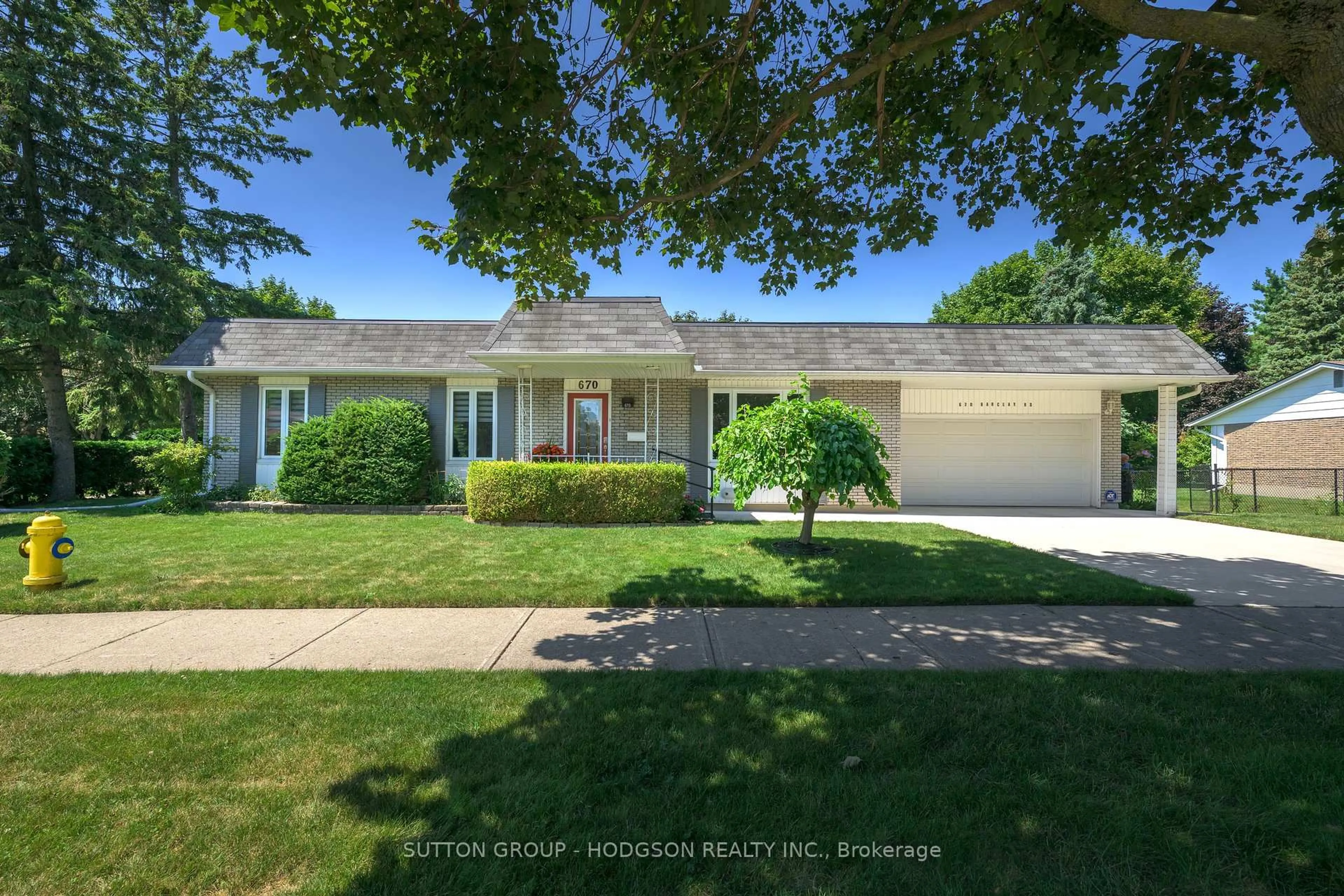 A pic from outside/outdoor area/front of a property/back of a property/a pic from drone, street for 670 Barclay Rd, London South Ontario N6K 1K3