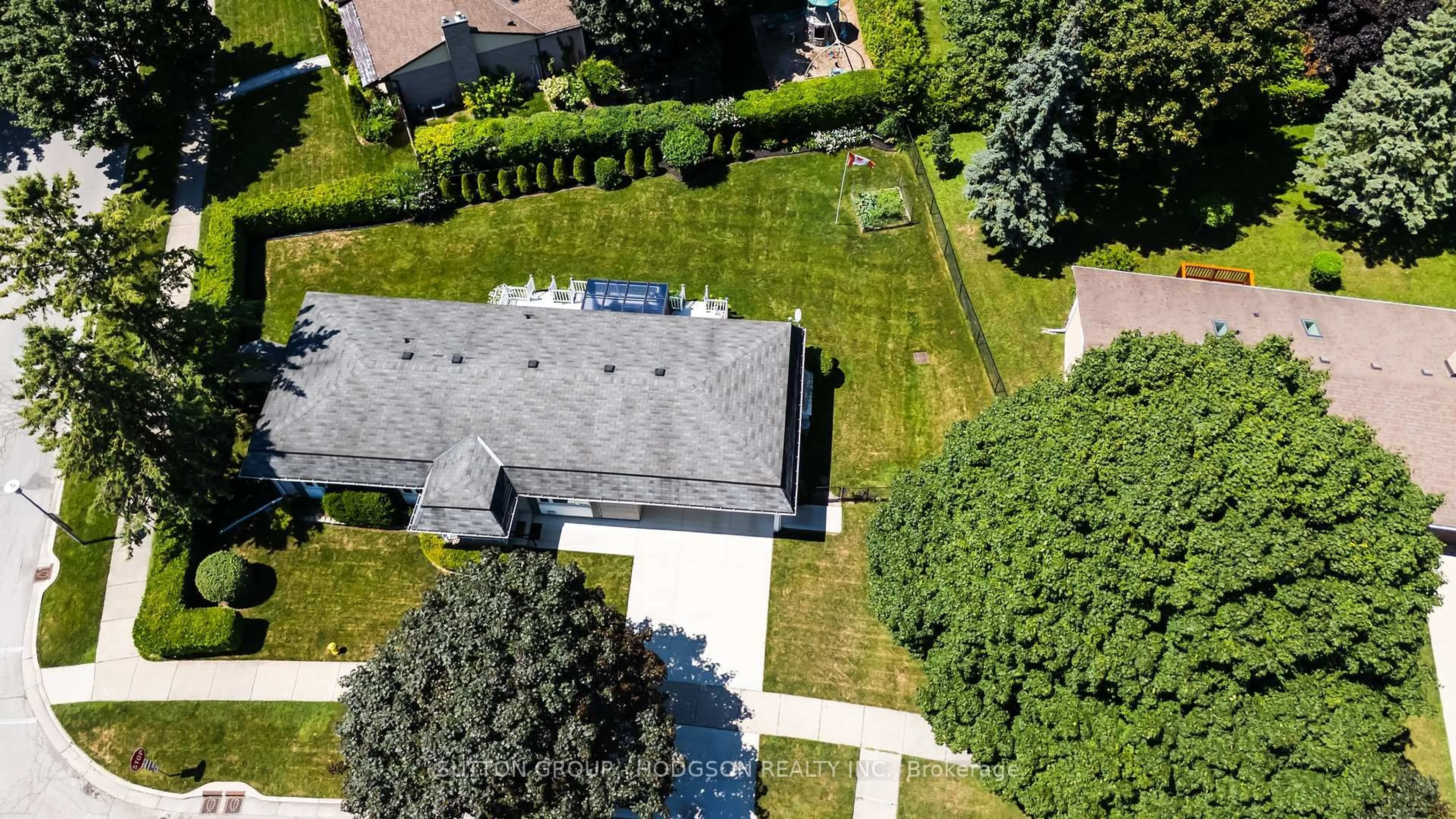 A pic from outside/outdoor area/front of a property/back of a property/a pic from drone, street for 670 Barclay Rd, London South Ontario N6K 1K3