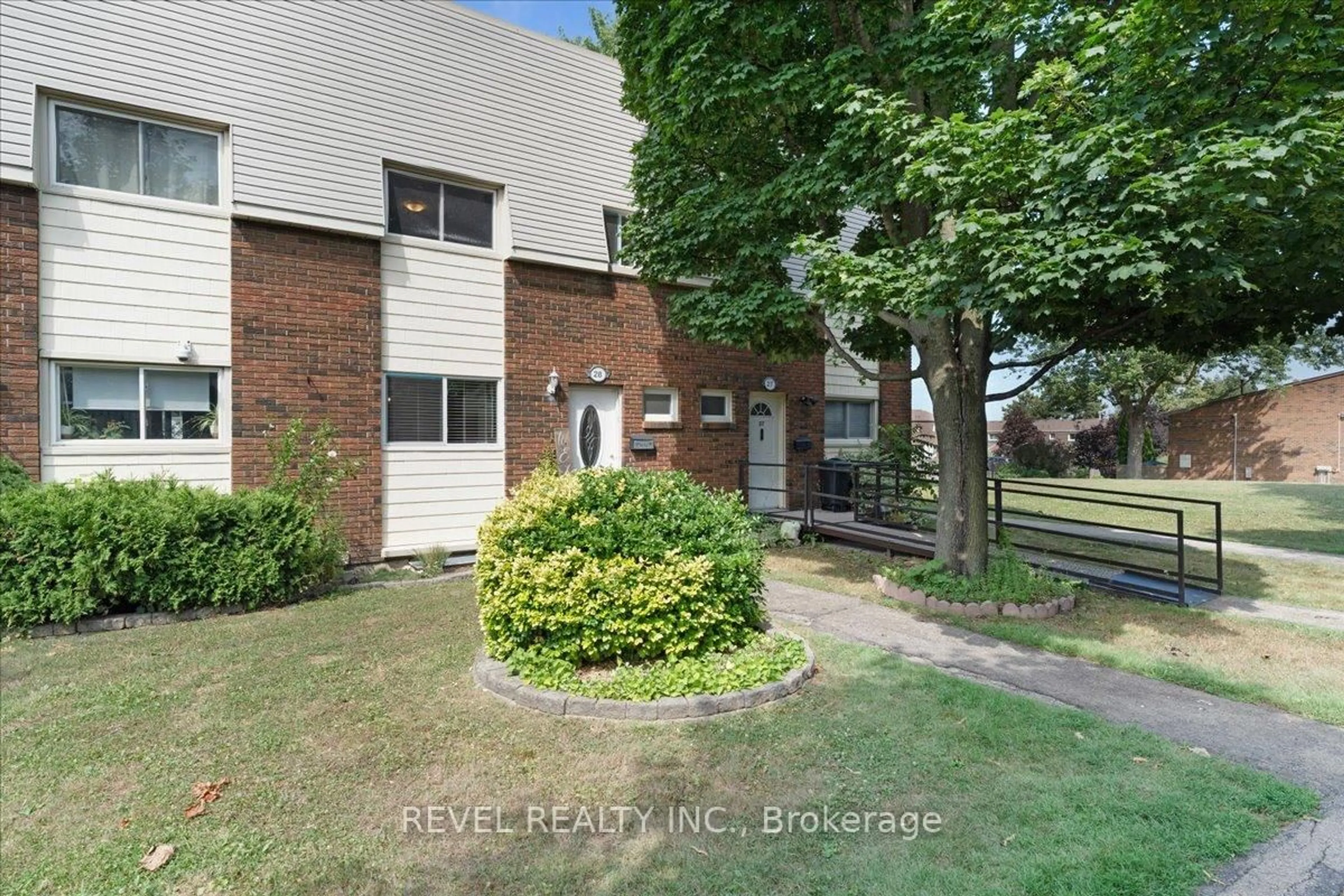 A pic from outside/outdoor area/front of a property/back of a property/a pic from drone, unknown for 30 Regent Ave #28A, Hamilton Ontario L9B 1B3