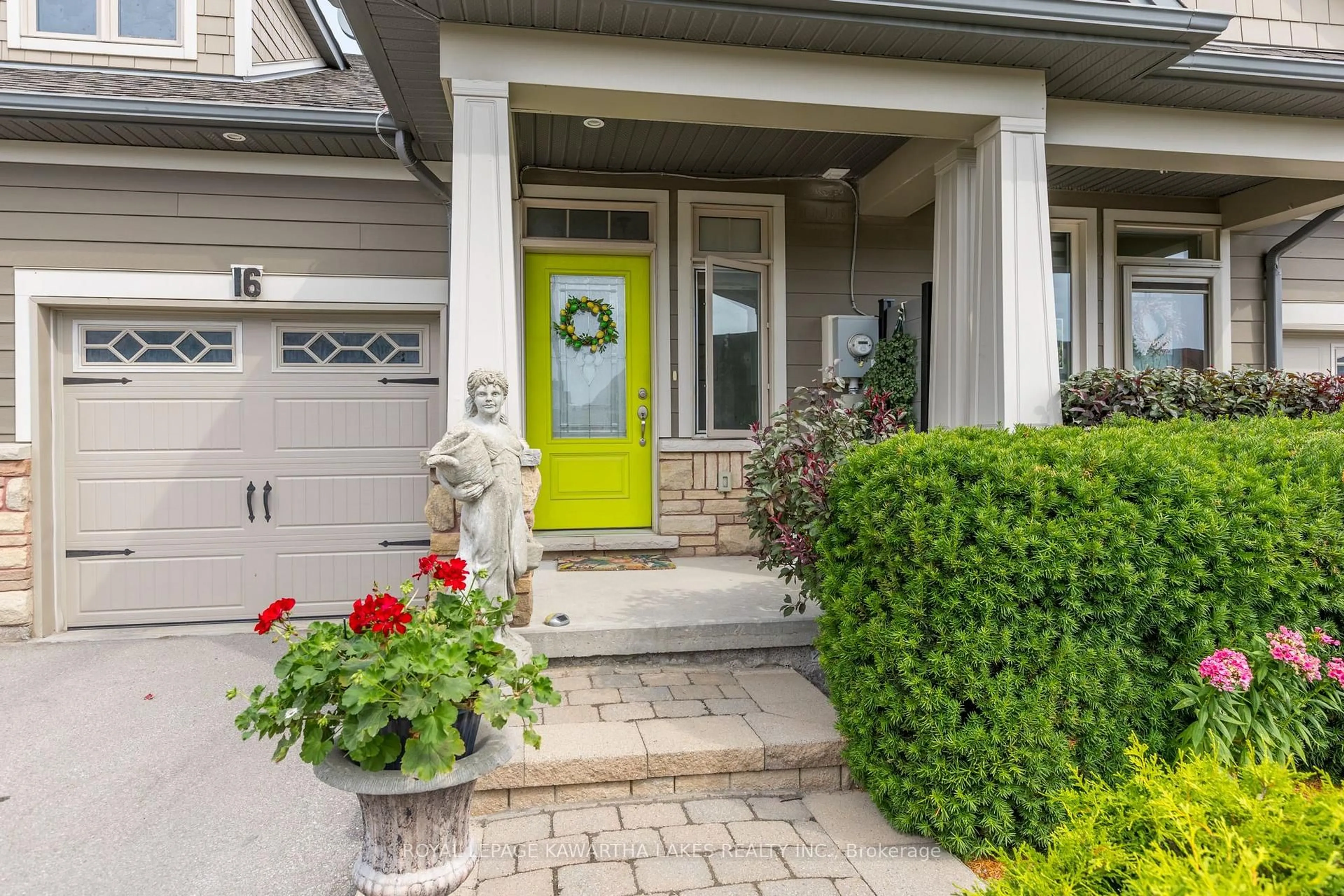 Indoor entryway for 16 Chadwin Dr, Kawartha Lakes Ontario K9V 0E9