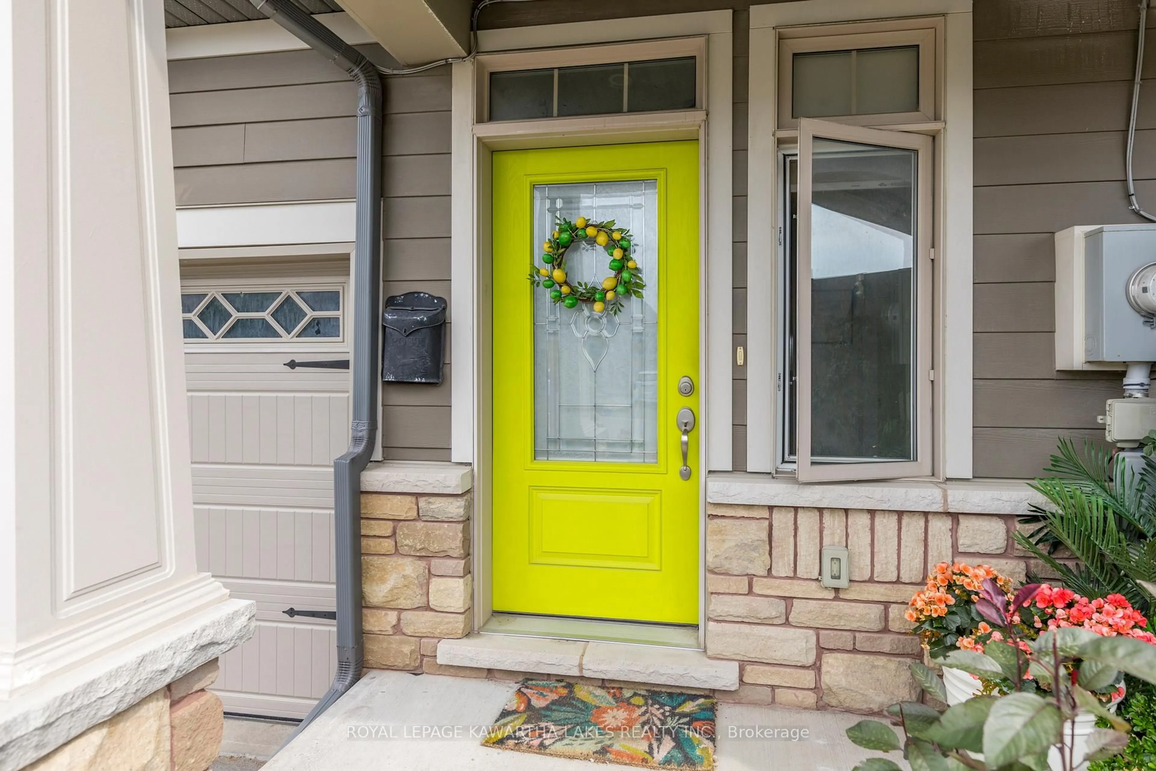 Indoor entryway for 16 Chadwin Dr, Kawartha Lakes Ontario K9V 0E9