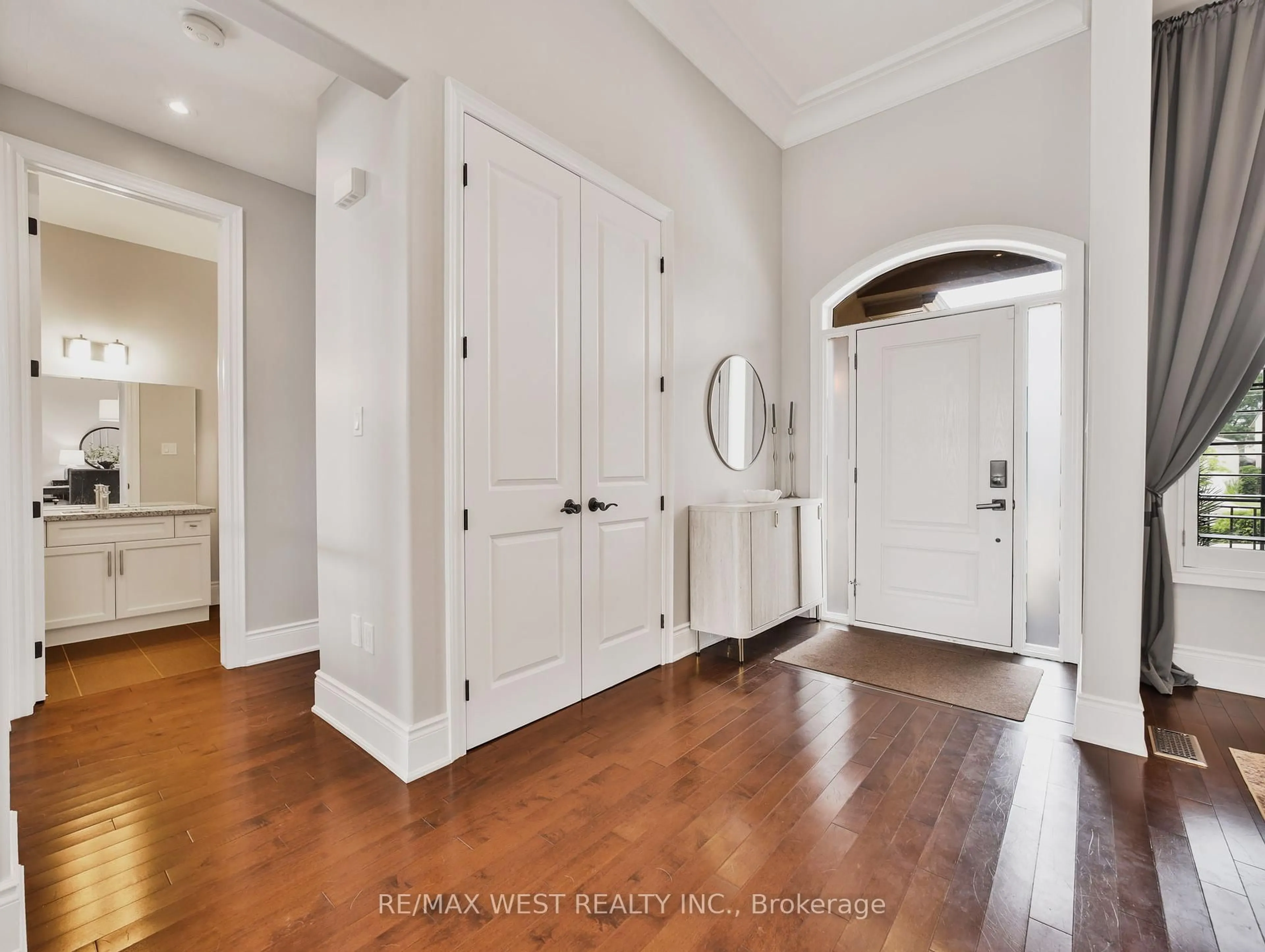Indoor entryway for 170 First Rd, Hamilton Ontario L8J 1K5