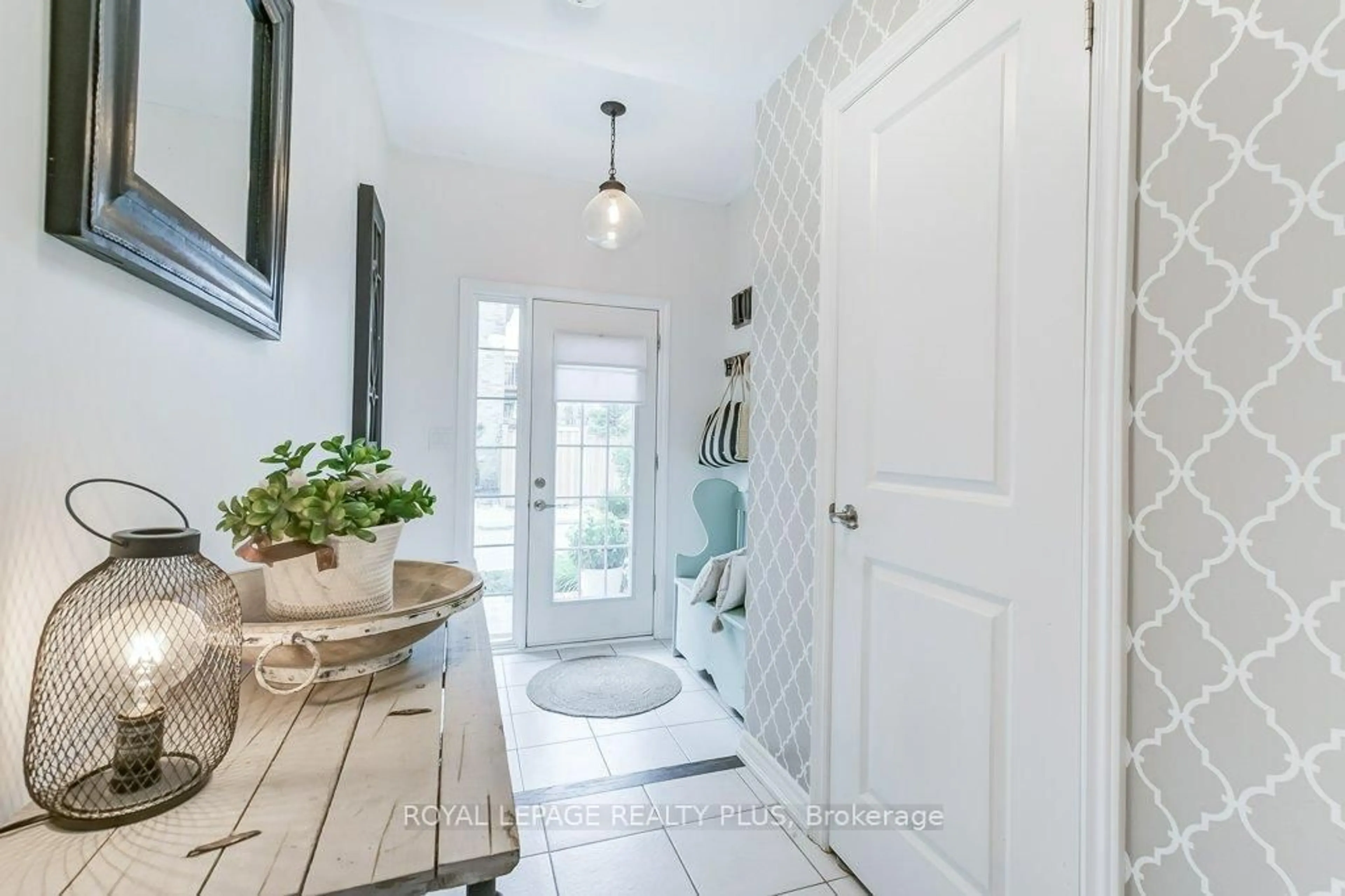 Indoor entryway for 64 Borers Creek Circ, Hamilton Ontario L8B 1W3