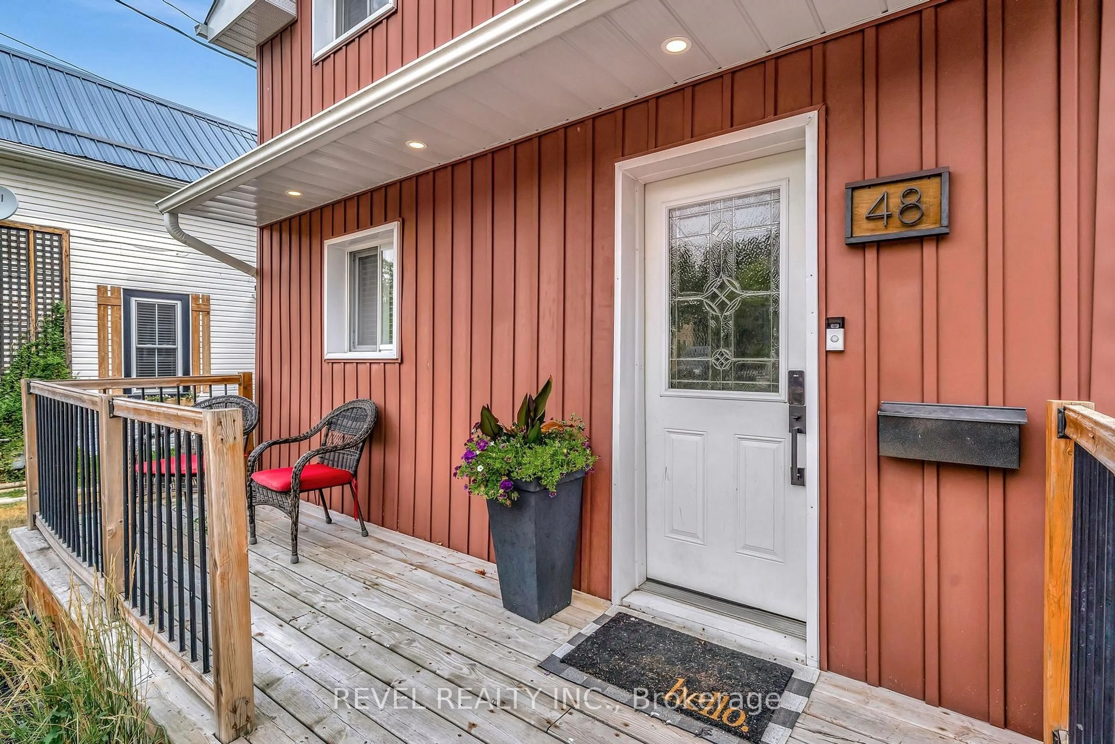 Indoor entryway for 48 Cambridge St, Kawartha Lakes Ontario K9V 4C7