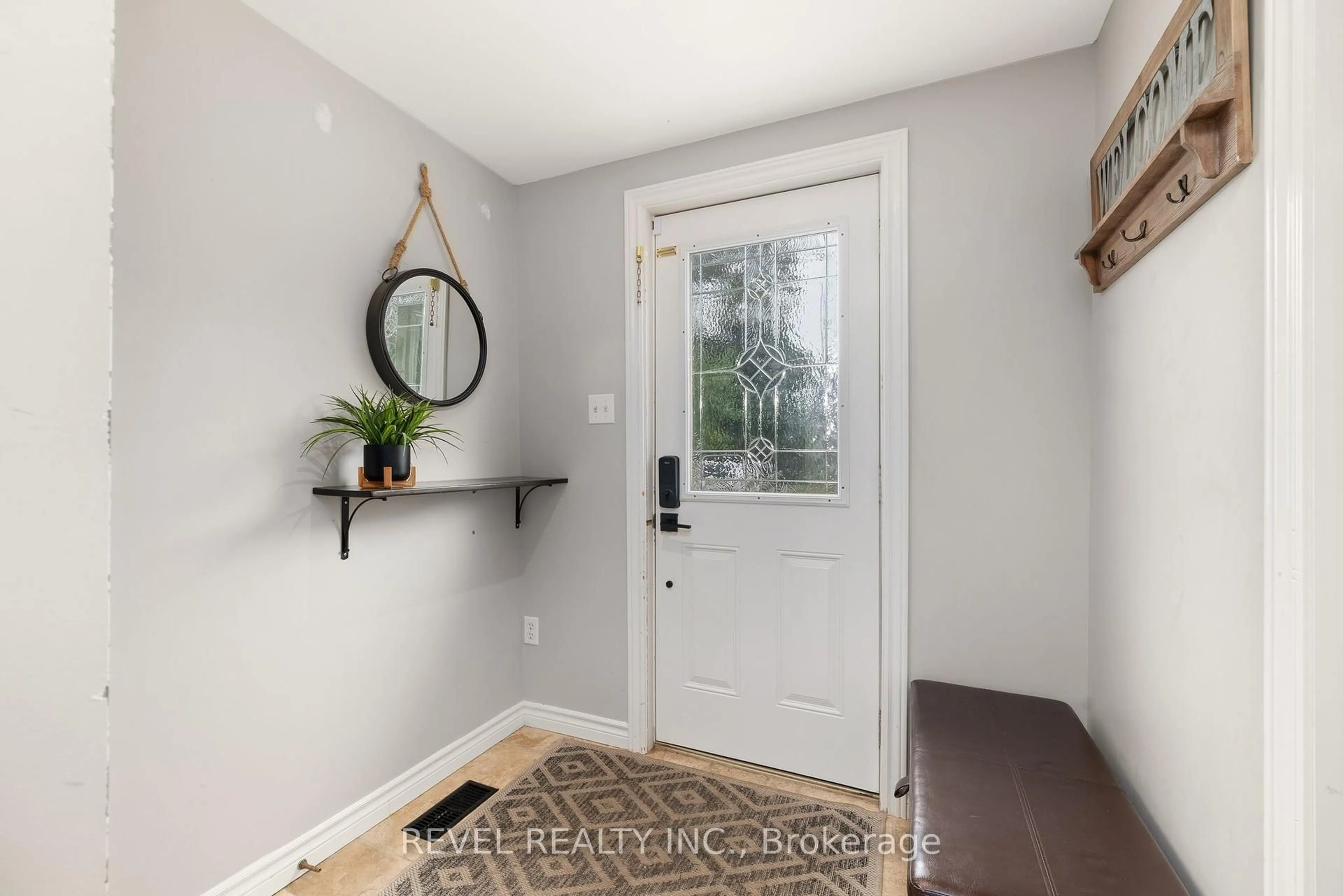 Indoor entryway for 48 Cambridge St, Kawartha Lakes Ontario K9V 4C7
