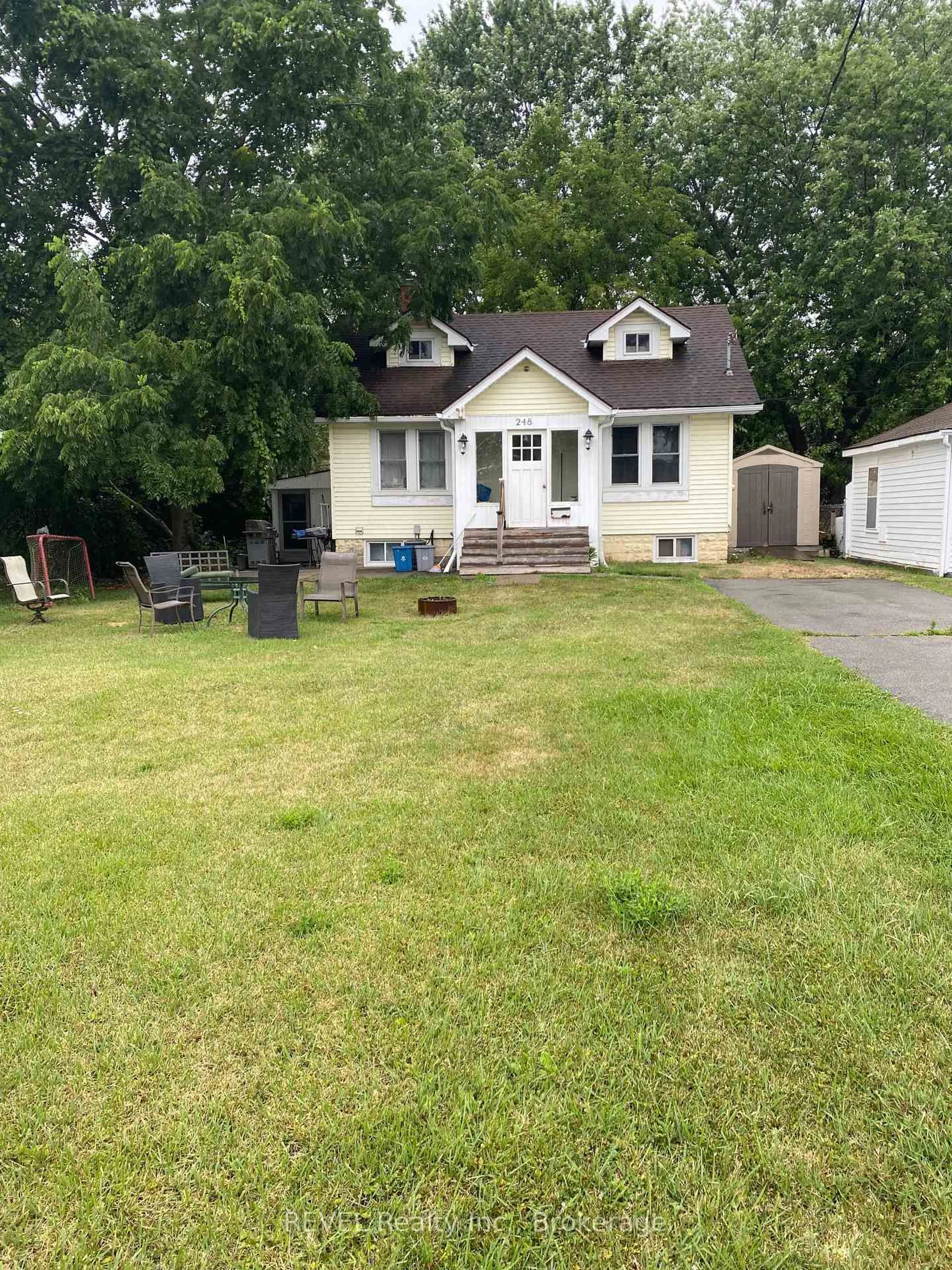 A pic from outside/outdoor area/front of a property/back of a property/a pic from drone, street for 248 HIGH St, Fort Erie Ontario L2A 3R3