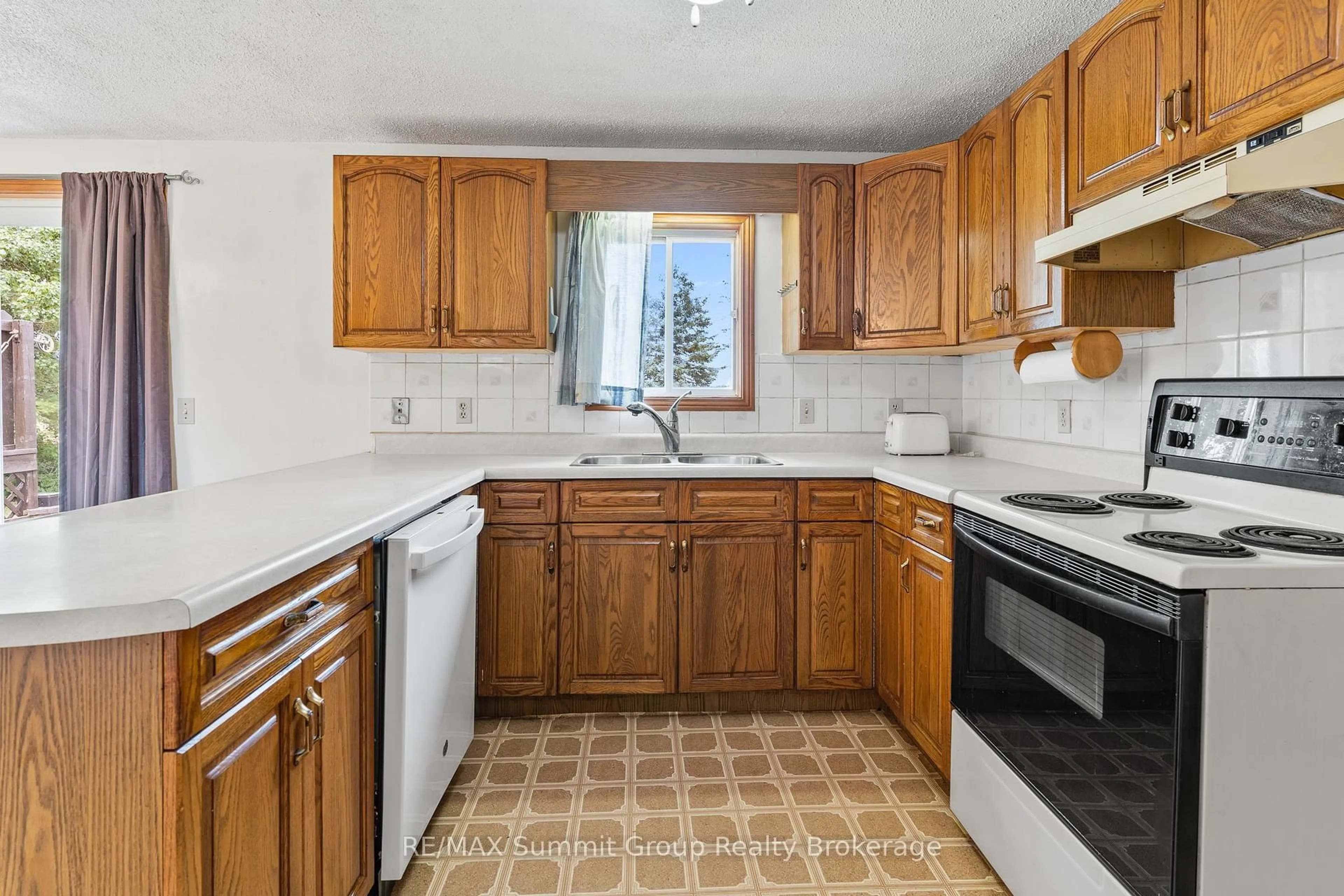 Standard kitchen, ceramic/tile floor for 225187 Southgate 22 Rd, Southgate Ontario N0C 1B0
