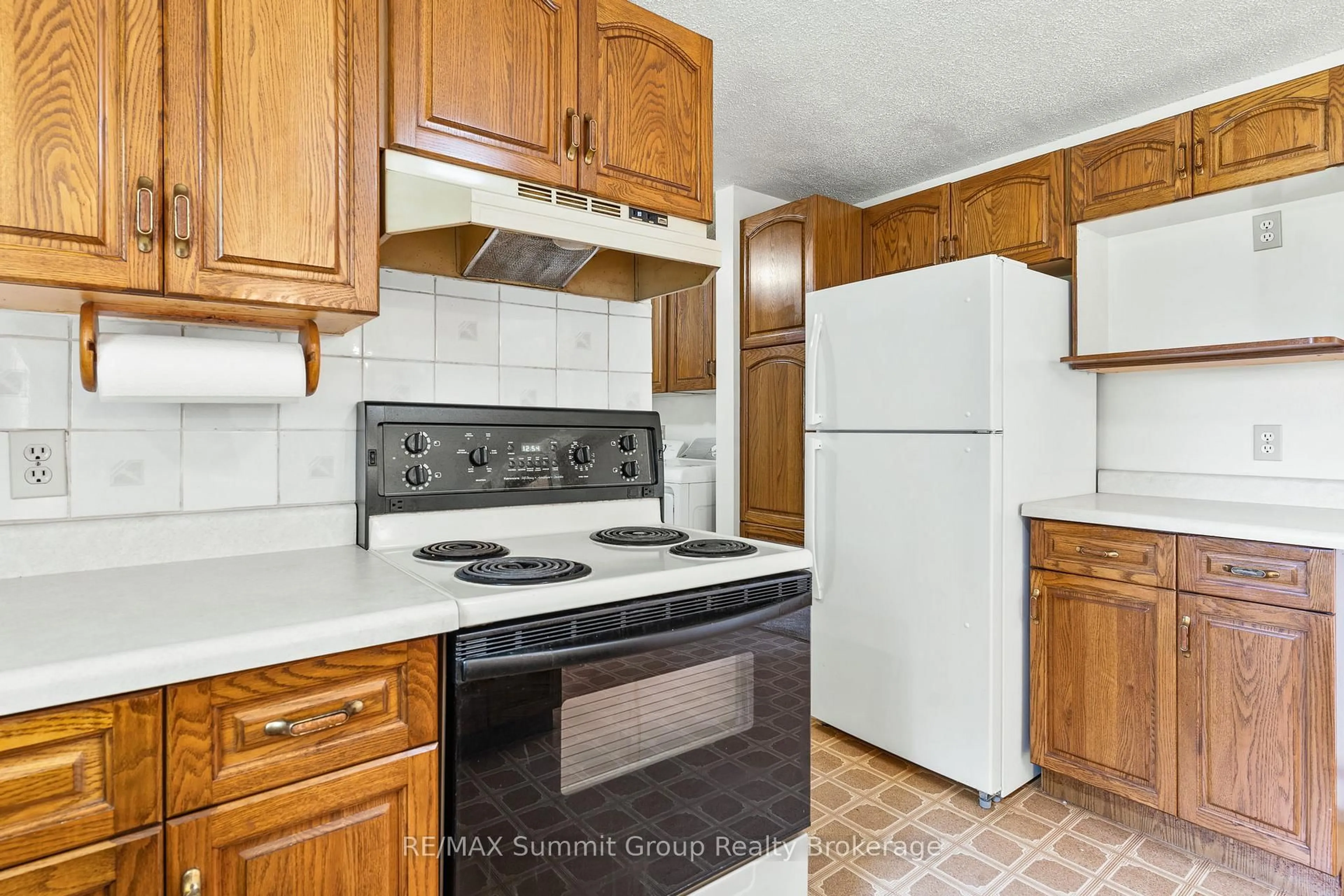 Standard kitchen, ceramic/tile floor for 225187 Southgate 22 Rd, Southgate Ontario N0C 1B0