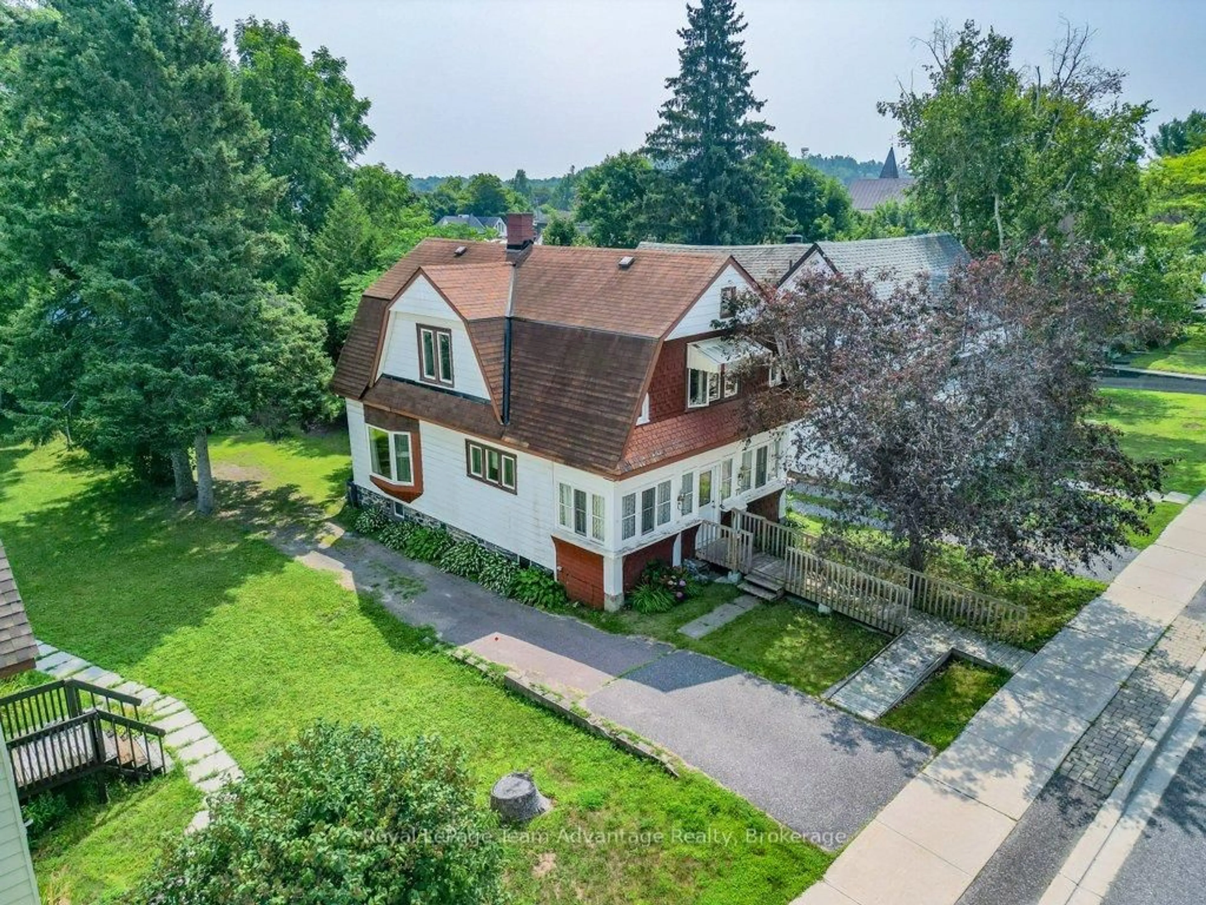 A pic from outside/outdoor area/front of a property/back of a property/a pic from drone, street for 71 Gibson St, Parry Sound Ontario P2A 1X2