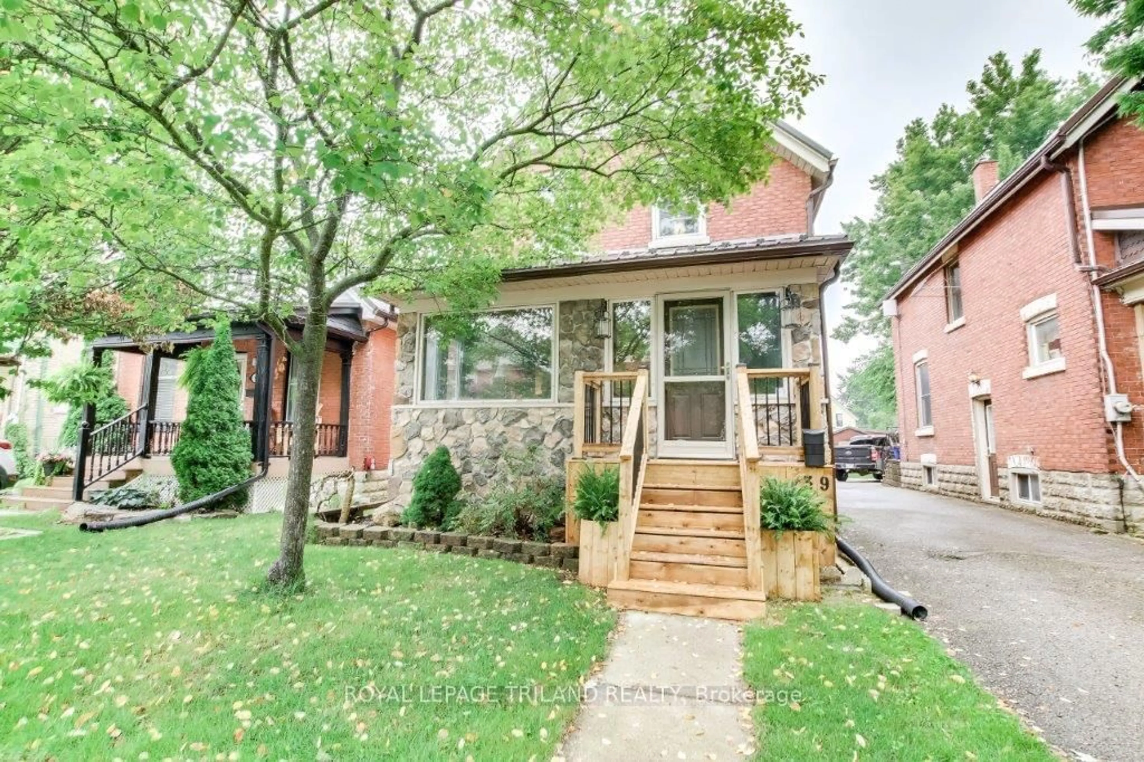 Home with brick exterior material, street for 39 Maple St, St. Thomas Ontario N5R 1Y8