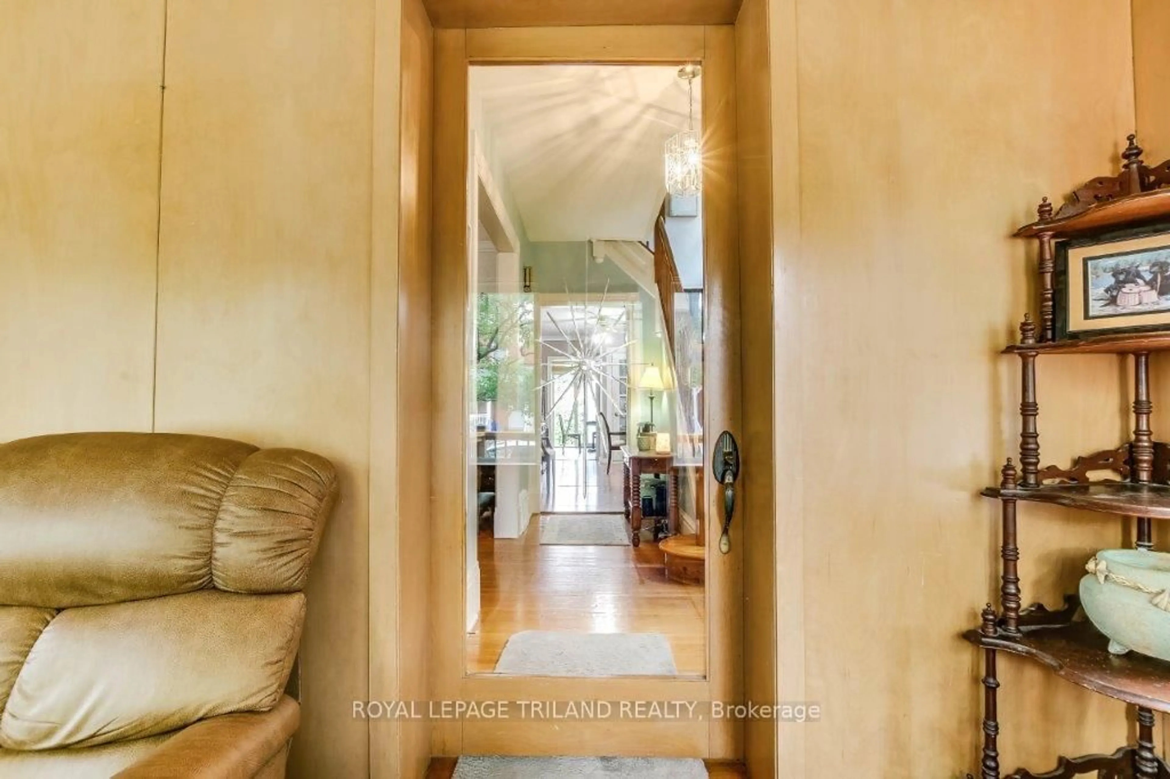 Indoor foyer for 39 Maple St, St. Thomas Ontario N5R 1Y8