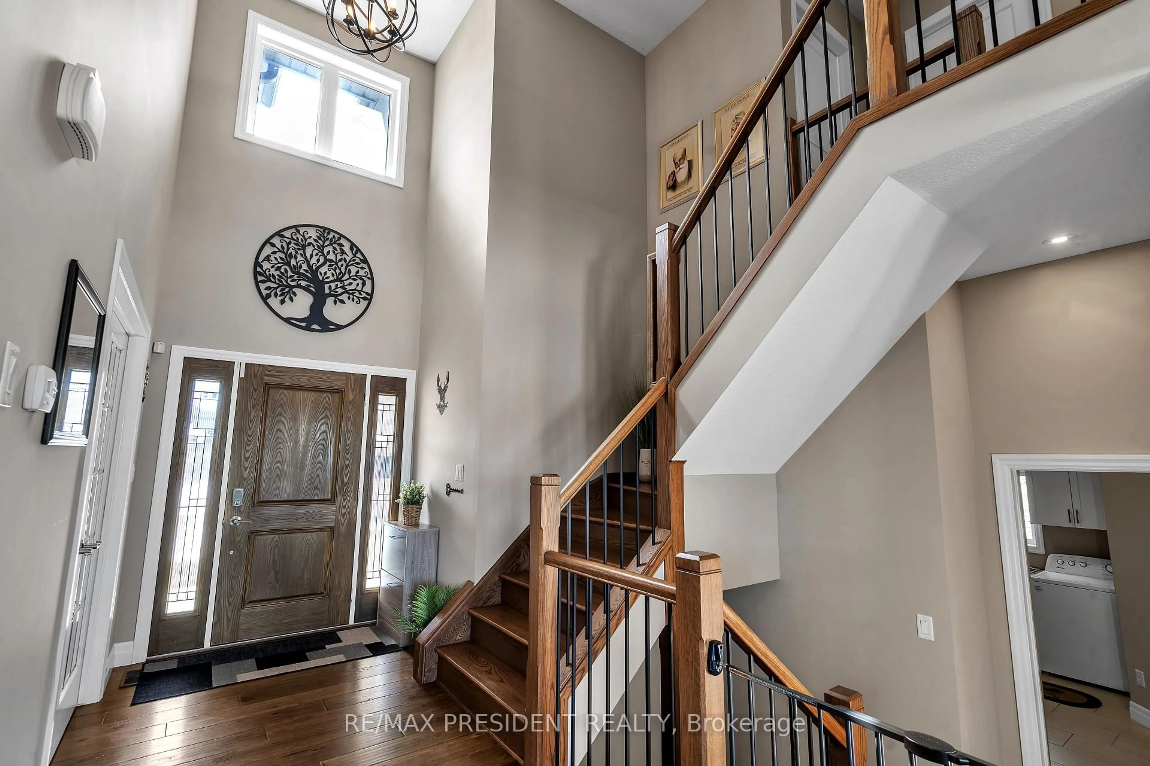 Indoor entryway for 603 Hawthorne Pl, Woodstock Ontario N4S 0E1