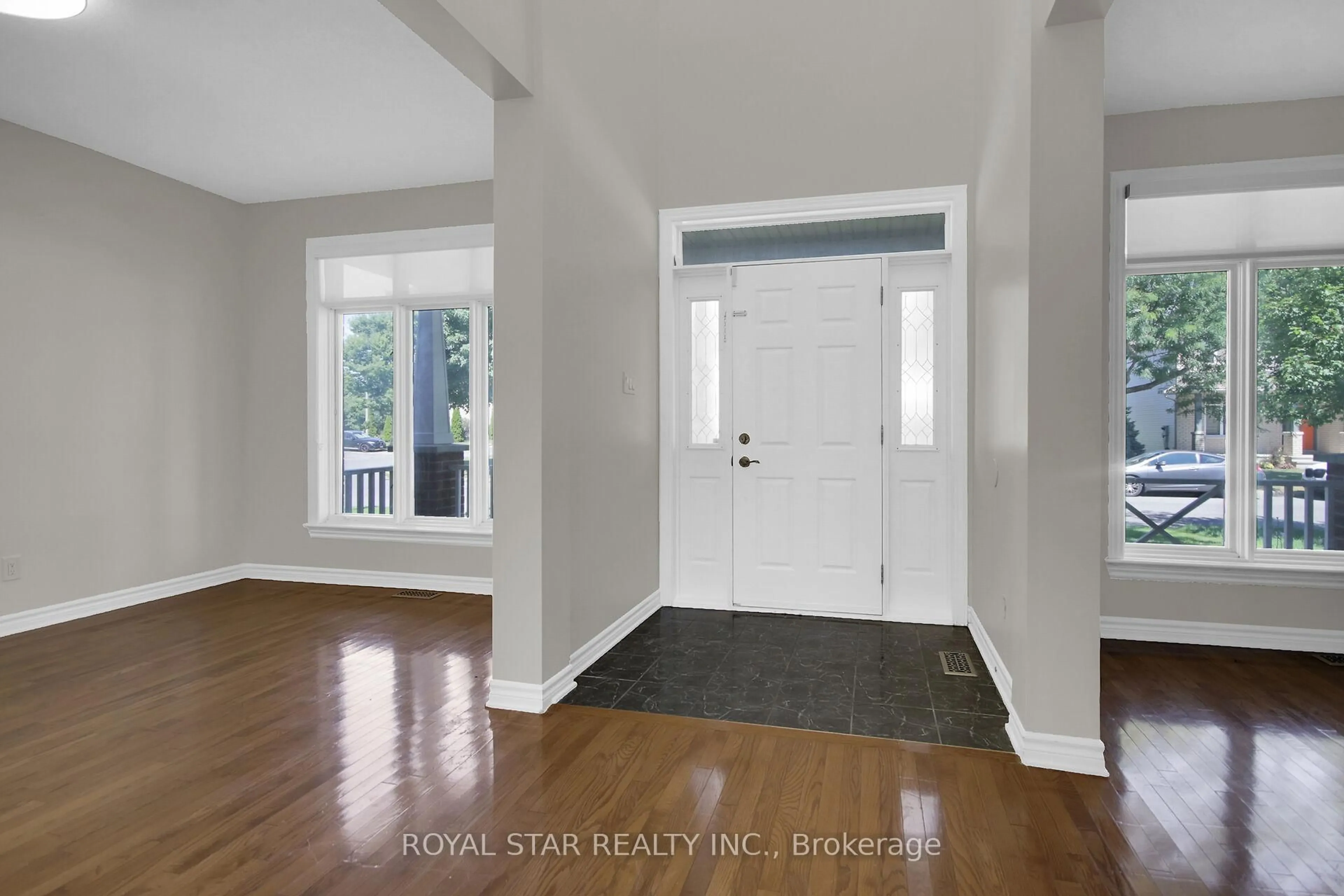 Indoor entryway for 611 Devonwood Circ, Gloucester Ontario K1T 4E6
