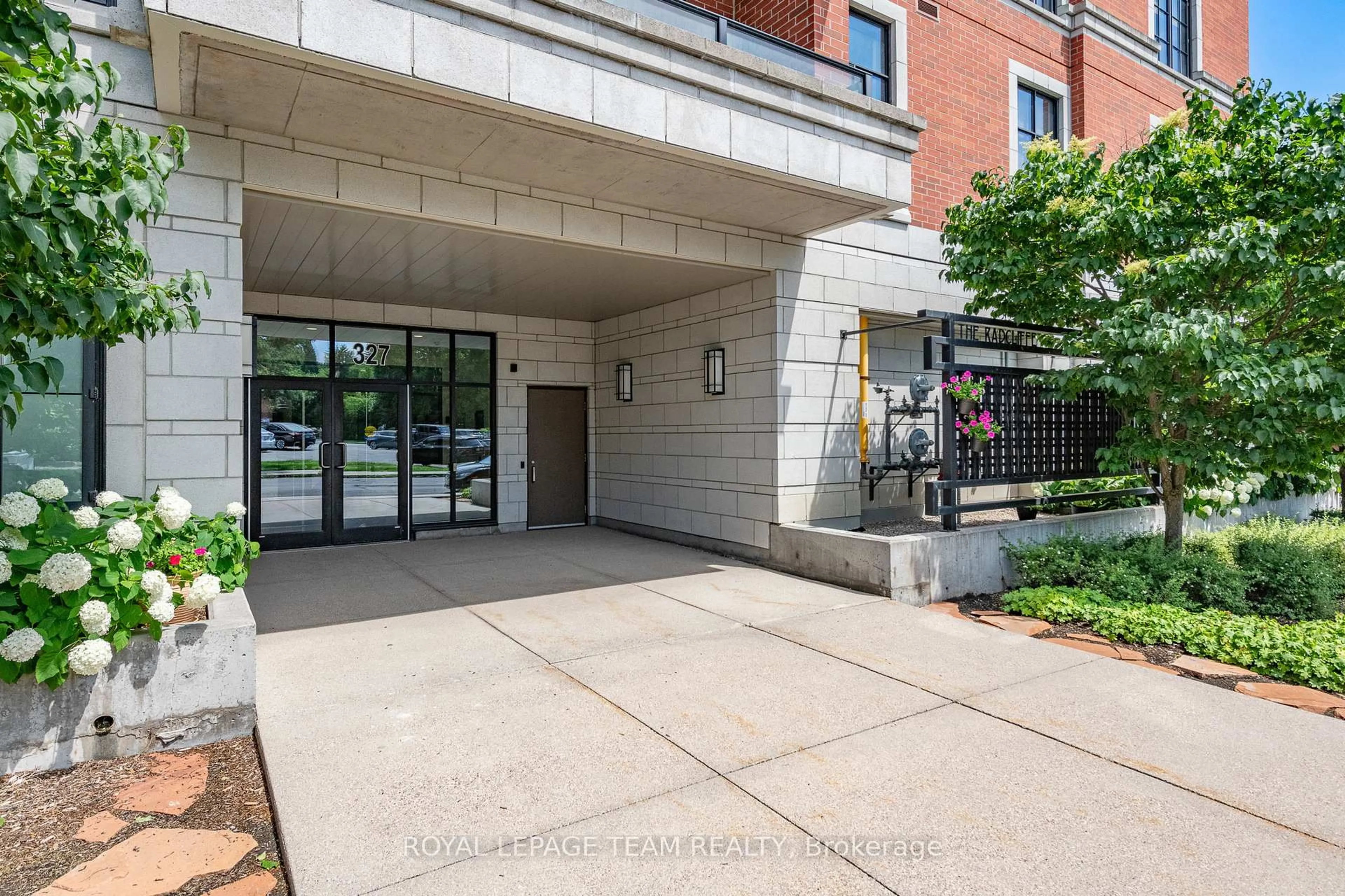 Indoor foyer for 327 Breezehill Ave #210, Ottawa Ontario K1Y 1R6