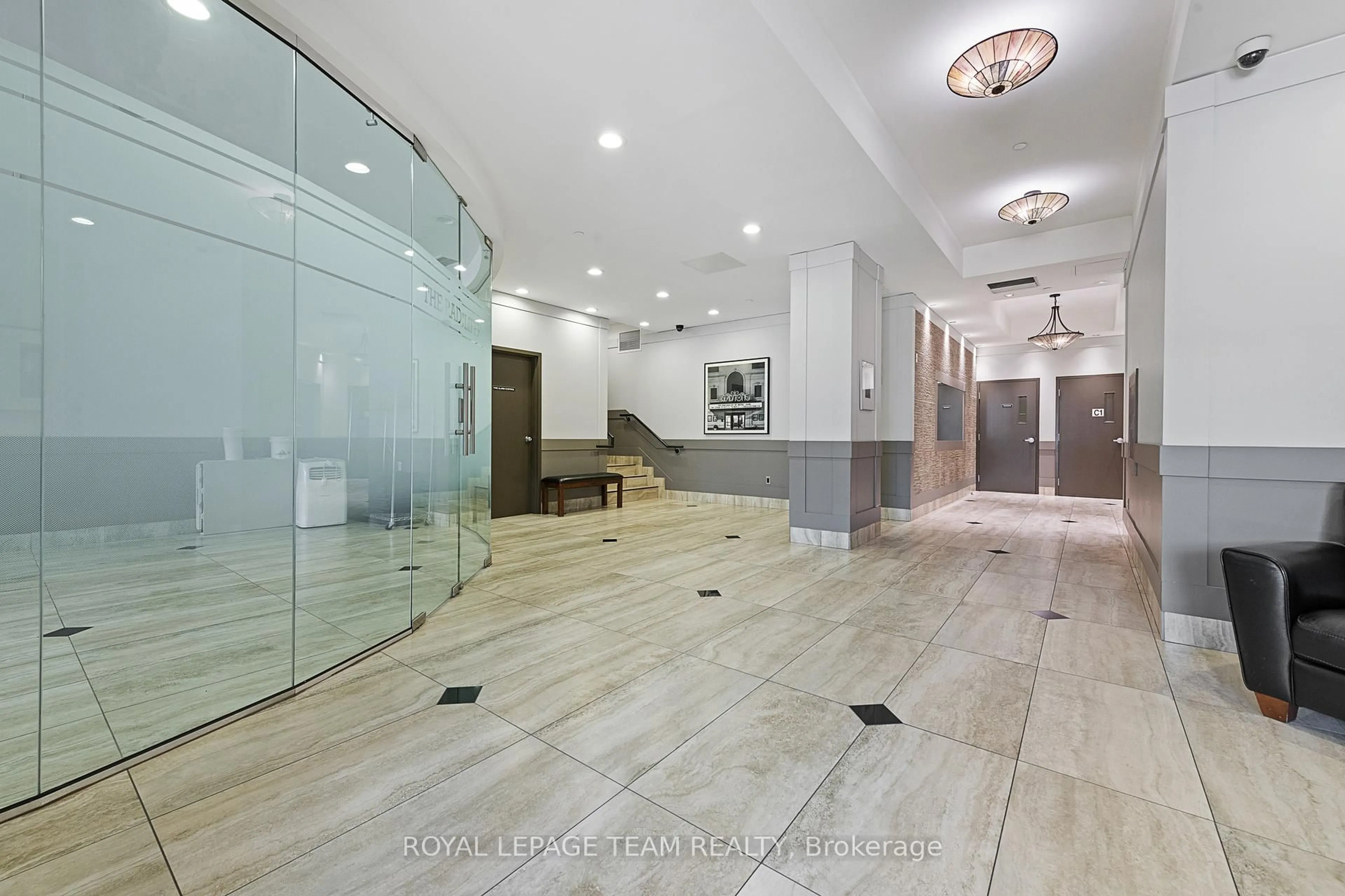 Indoor foyer for 327 Breezehill Ave #210, Ottawa Ontario K1Y 1R6